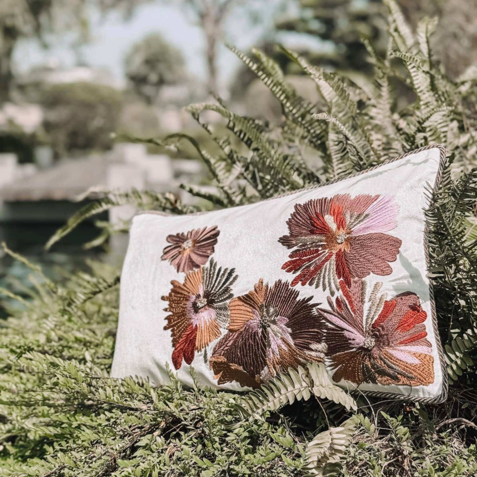 Embroided flower on ivory velvet cushion - Gối nhung trắng ngà thêu hoa