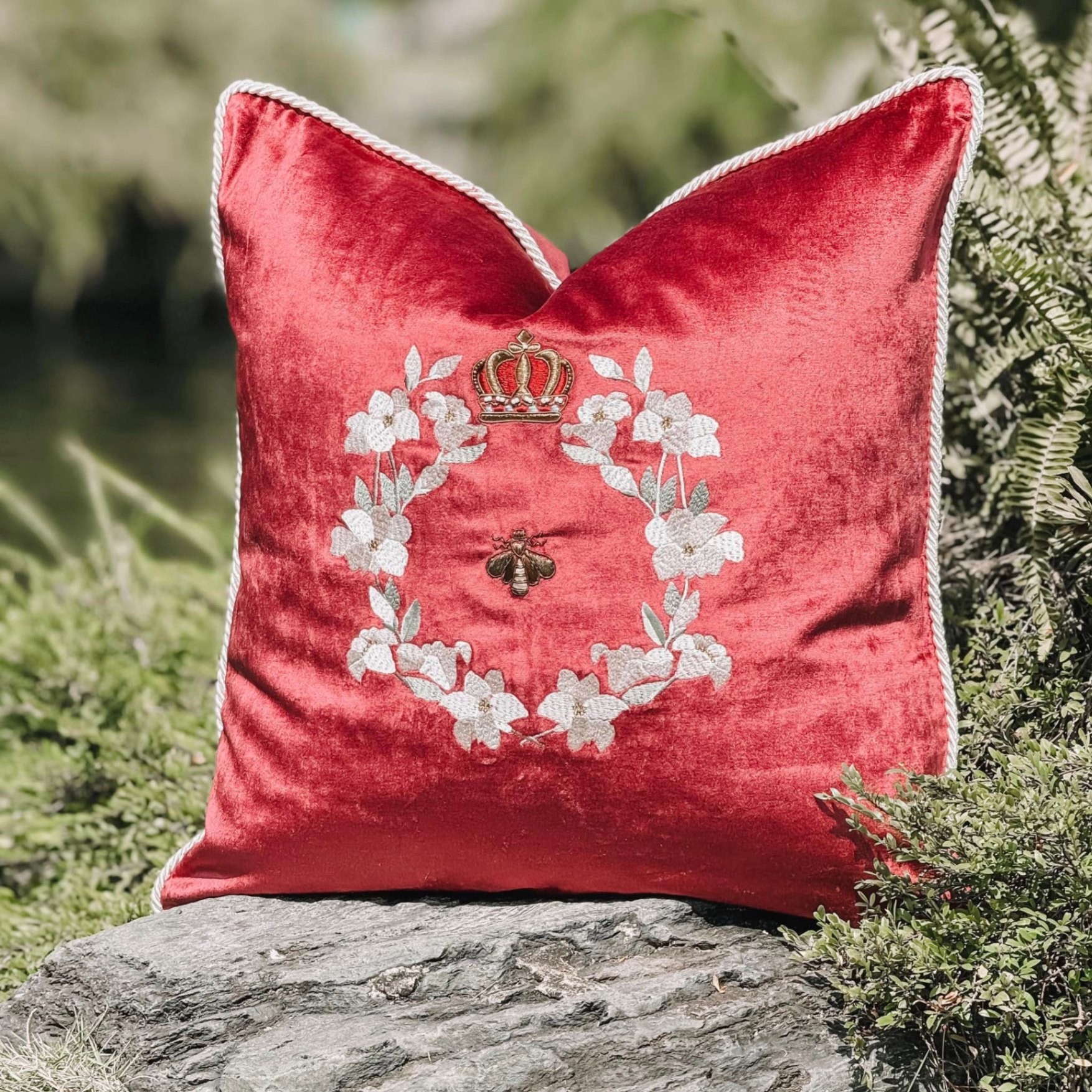 Embroided wreath &crown on red velvet cushion - Vòng nguyệt quế và vương niệm trên nền gối nhung đỏ