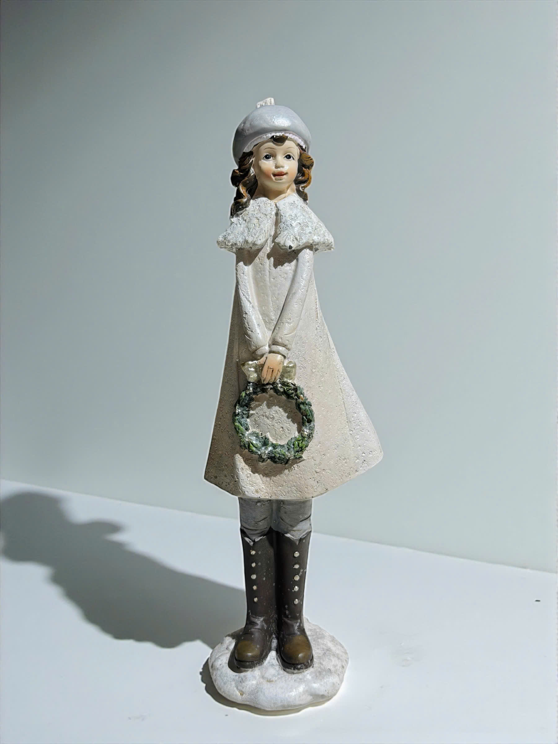 Girl Holding Wreath - Cô Bé Ôm Ngôi Vòng Nguyệt Quế W25