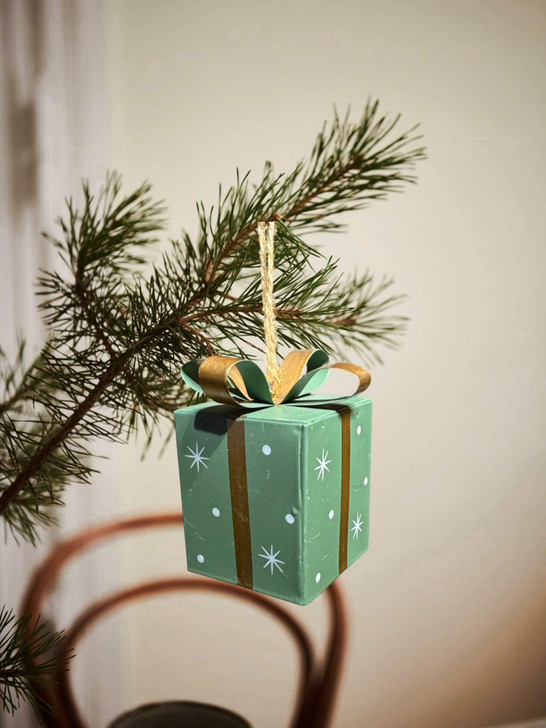 Green Gift Box Ornament - Đồ Treo Hình Hộp Quà Màu Xanh Nhạt