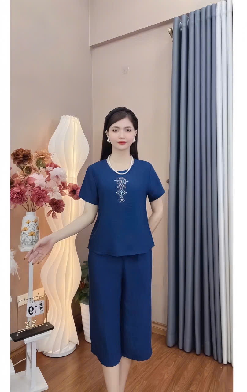 Bộ quần lửng chất đũi thêu hoa trước ngực