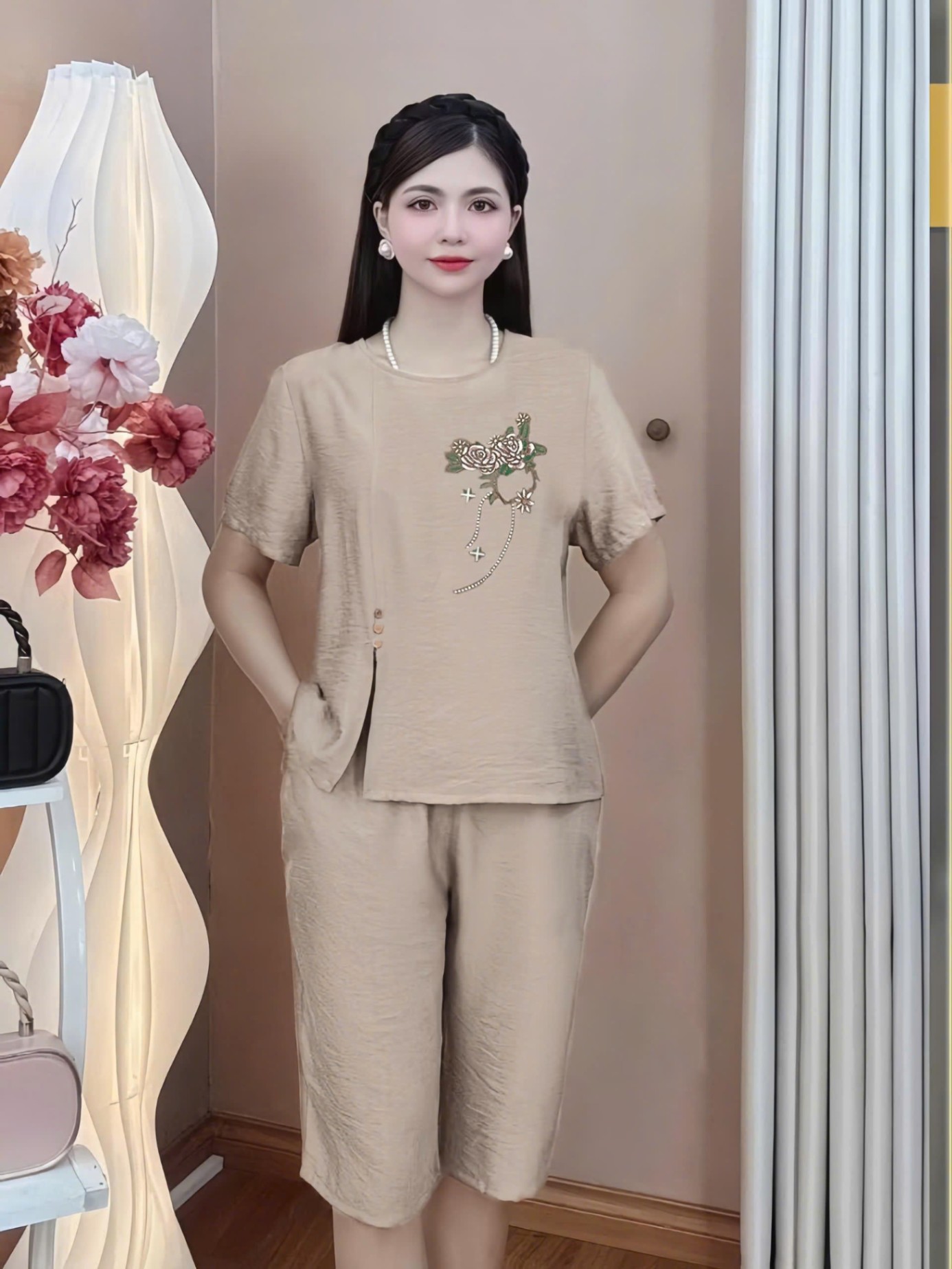 Bộ trung niên chất đũi tay cộc quần lửng thêu hoa xẻ tà một bên, bộ cho Mẹ mặc nhà MÃ L03
