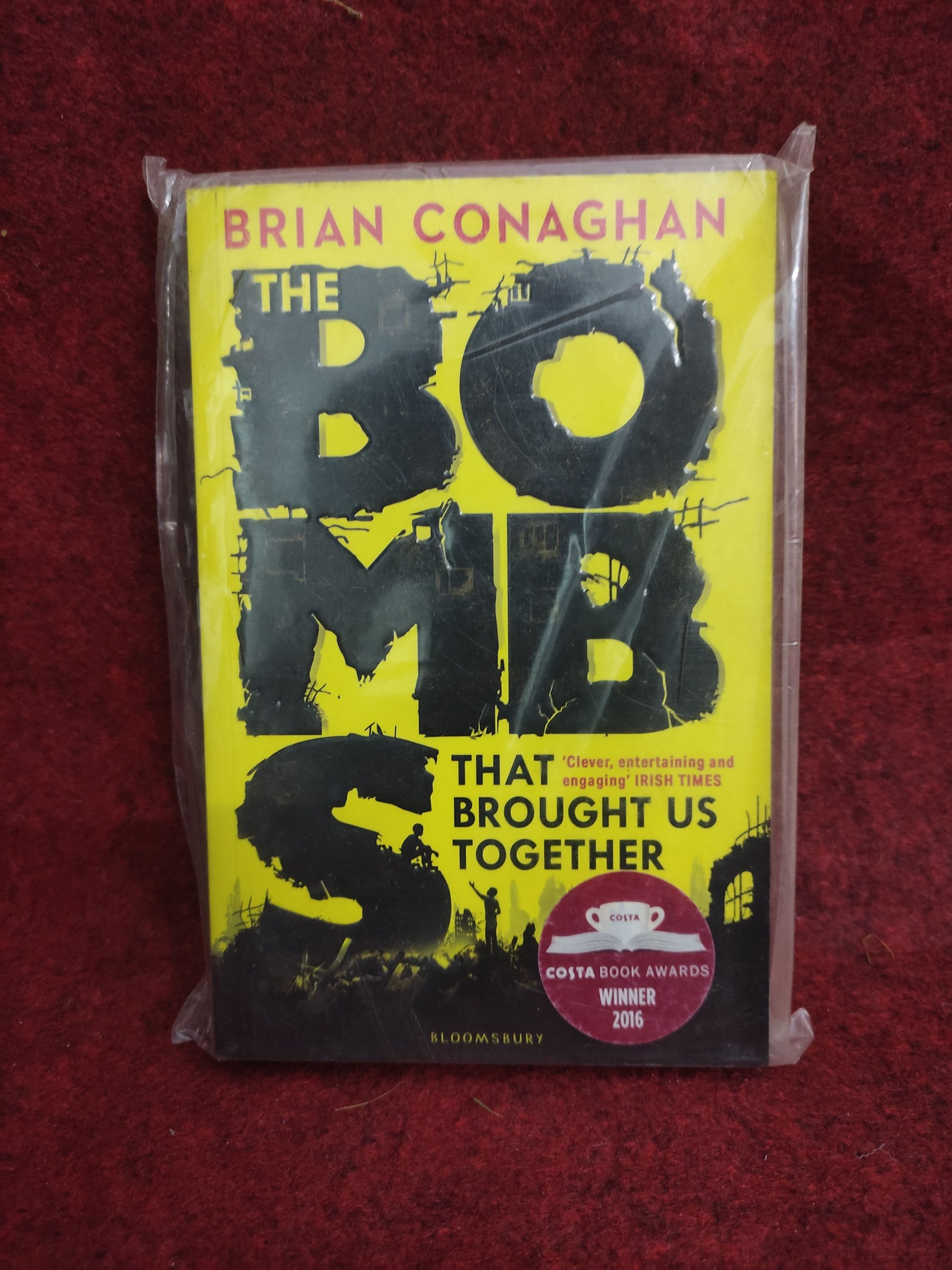 The Bombs that brought us together mới 90% Sách ngoại văn (SL có thể đặt: 1 Cuốn) - SÁCH ĐẠI HỌC