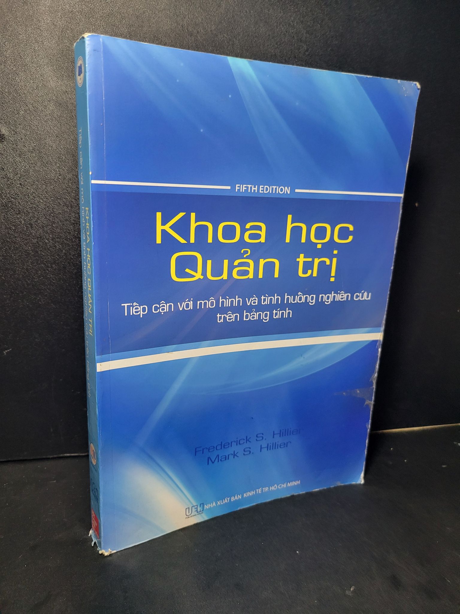 Khoa học quản trị Tiếp cận với mô hình và tình huống nghiên cứu trên bảng tính mới 80% bẩn bìa, ố nhẹ, tróc bìa nhẹ 2016 Frederick S.Hillier - Mark S. Hillier 2205 Sách khoa học (SL có thể đặt: 1 Cuốn) - SÁCH ĐẠI HỌC