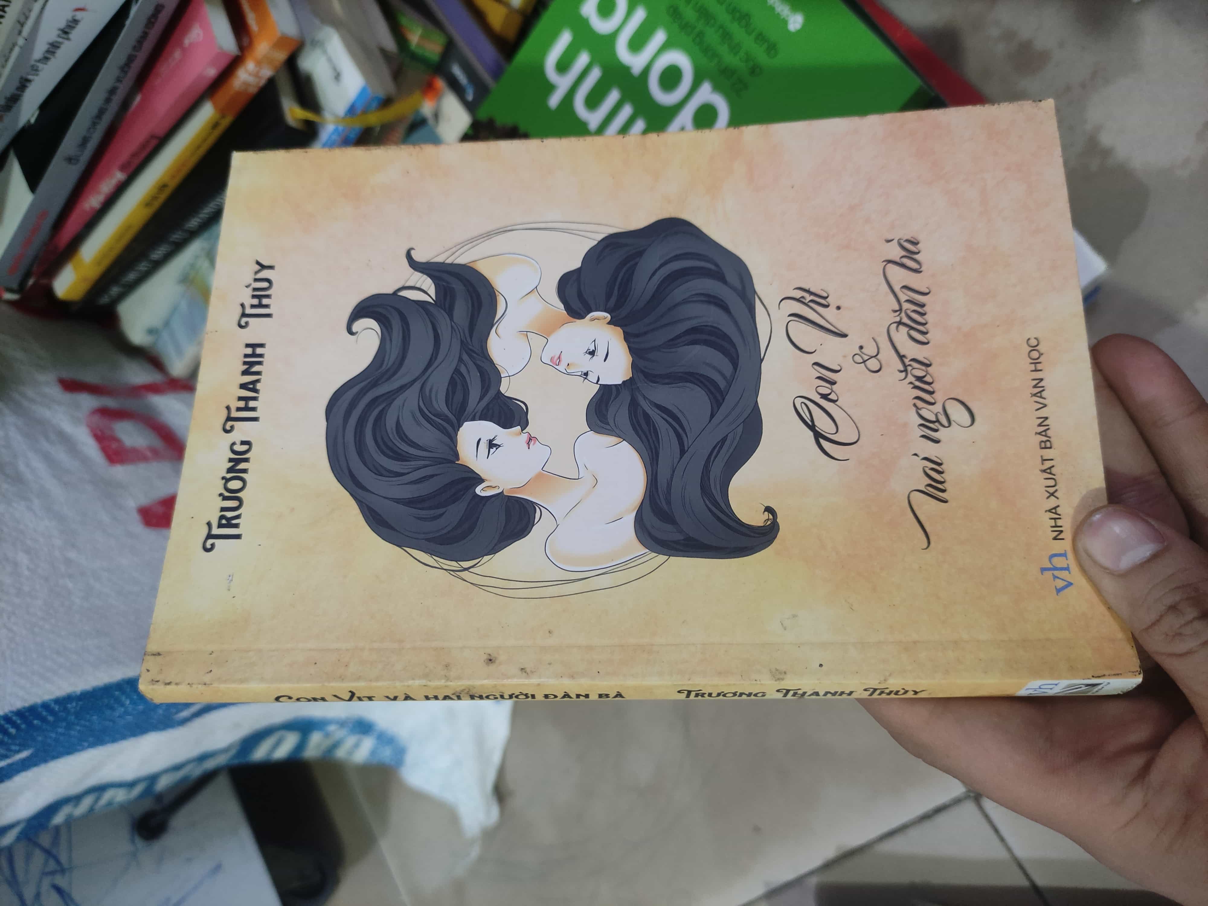 Con vịt và hai người đàn bà.01/03 (SL có thể đặt: 1 Cuốn) - SÁCH ĐẠI HỌC