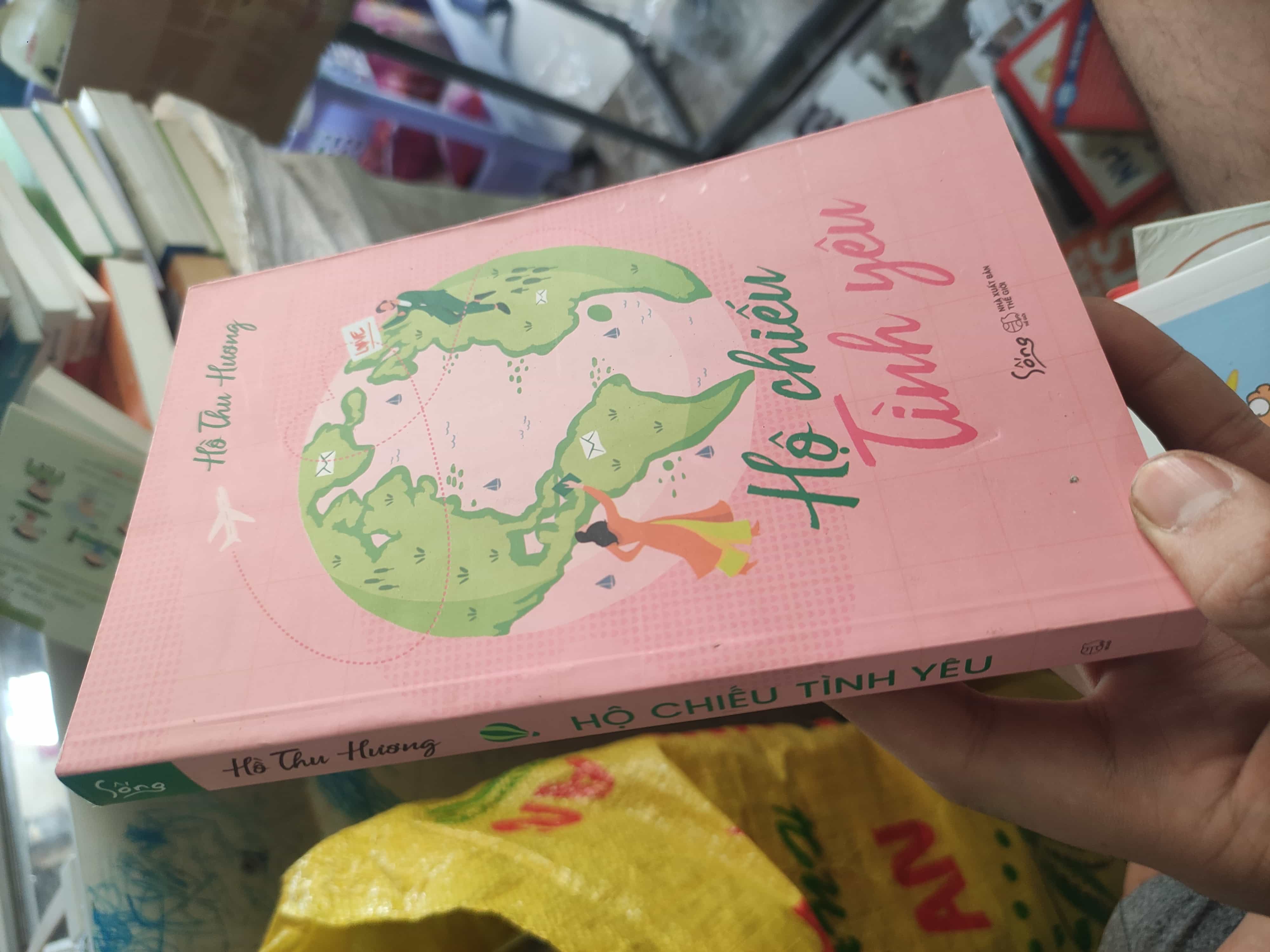 Hộ chiếu tình yêu - Hồ Thu Hương01/03 (SL có thể đặt: 1 Cuốn) - SÁCH ĐẠI HỌC