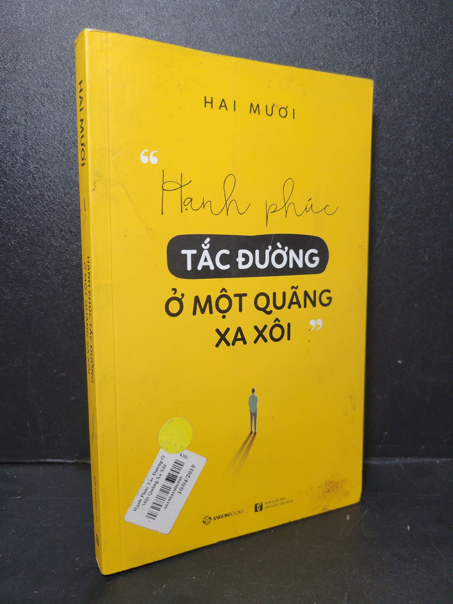 Hạnh phúc tắc đường ở một quãng xa xôi mới 60% bẩn bìa, ố nhẹ, có vệt nước, bị ẩm, dính trang Hai Mươi 2205 Truyện dài (SL có thể đặt: 1 Cuốn) - SÁCH ĐẠI HỌC