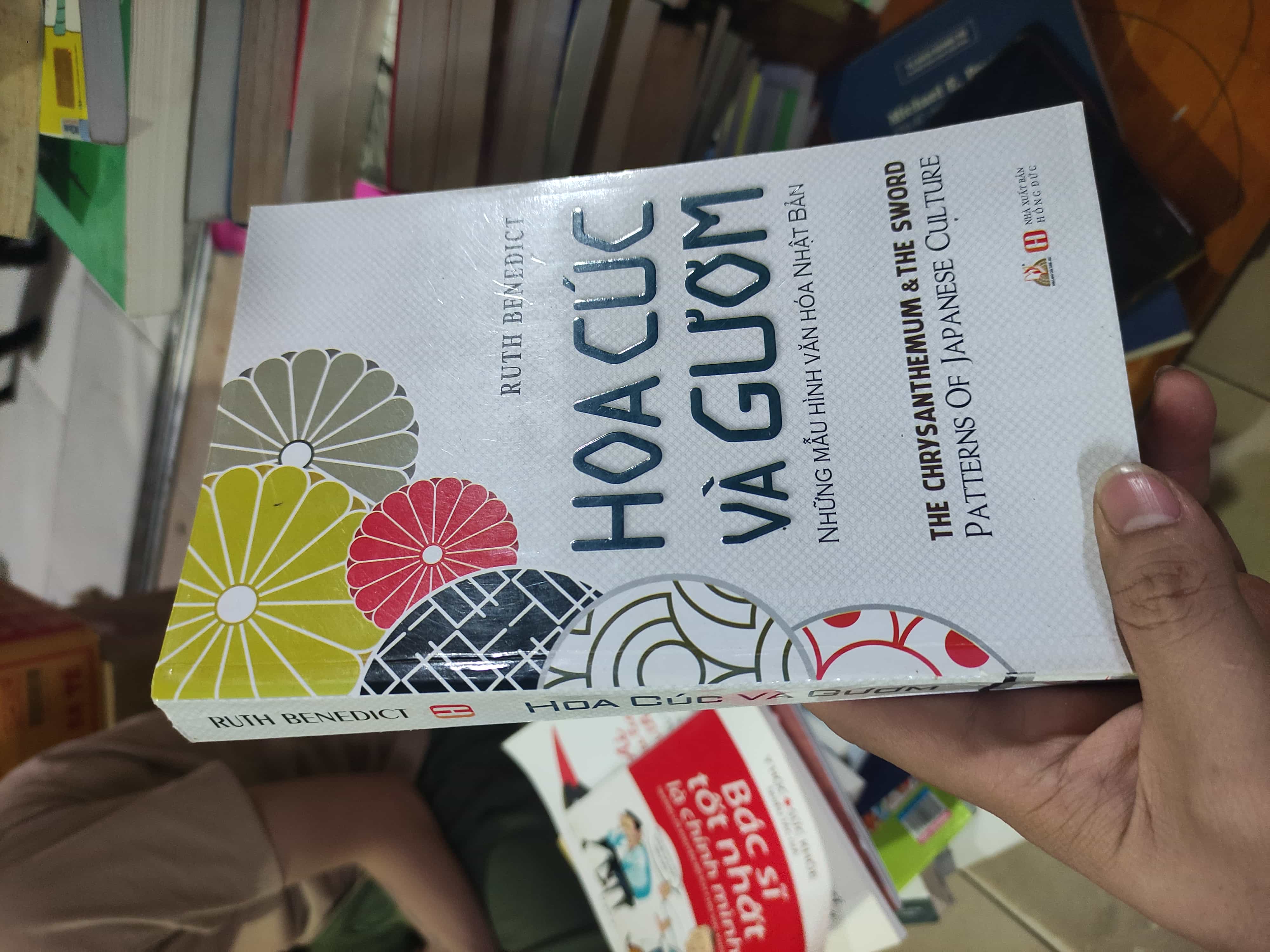Hoa cúc và gươm01/03 (SL có thể đặt: 1 Cuốn) - SÁCH ĐẠI HỌC