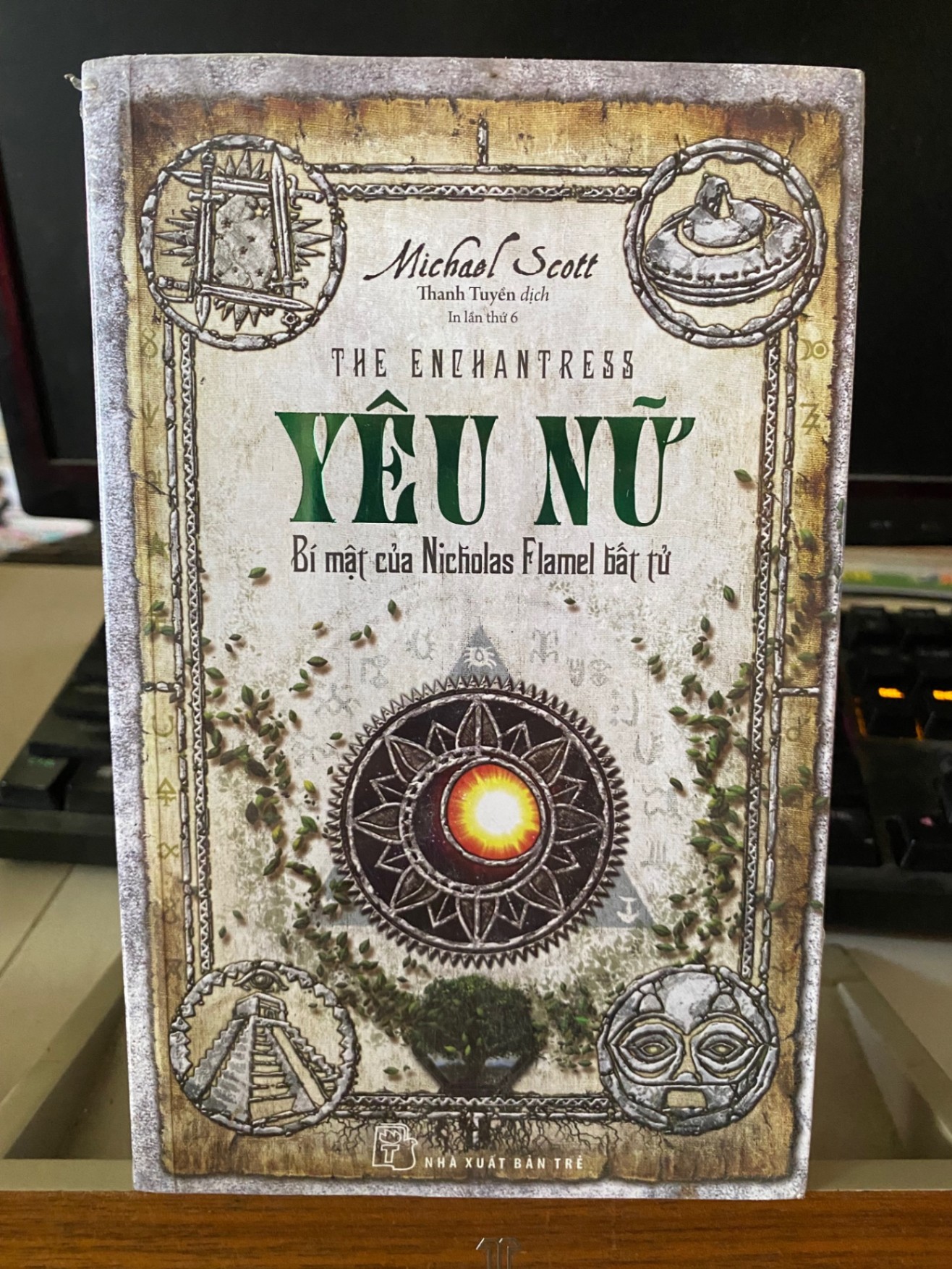 Yêu nữ bí mật của Nicholasflamel bất tử -Sách lưu kho mới còn seal- Michael Scott [2001] 262 (SL có thể đặt: 1 Cuốn) - SÁCH ĐẠI HỌC