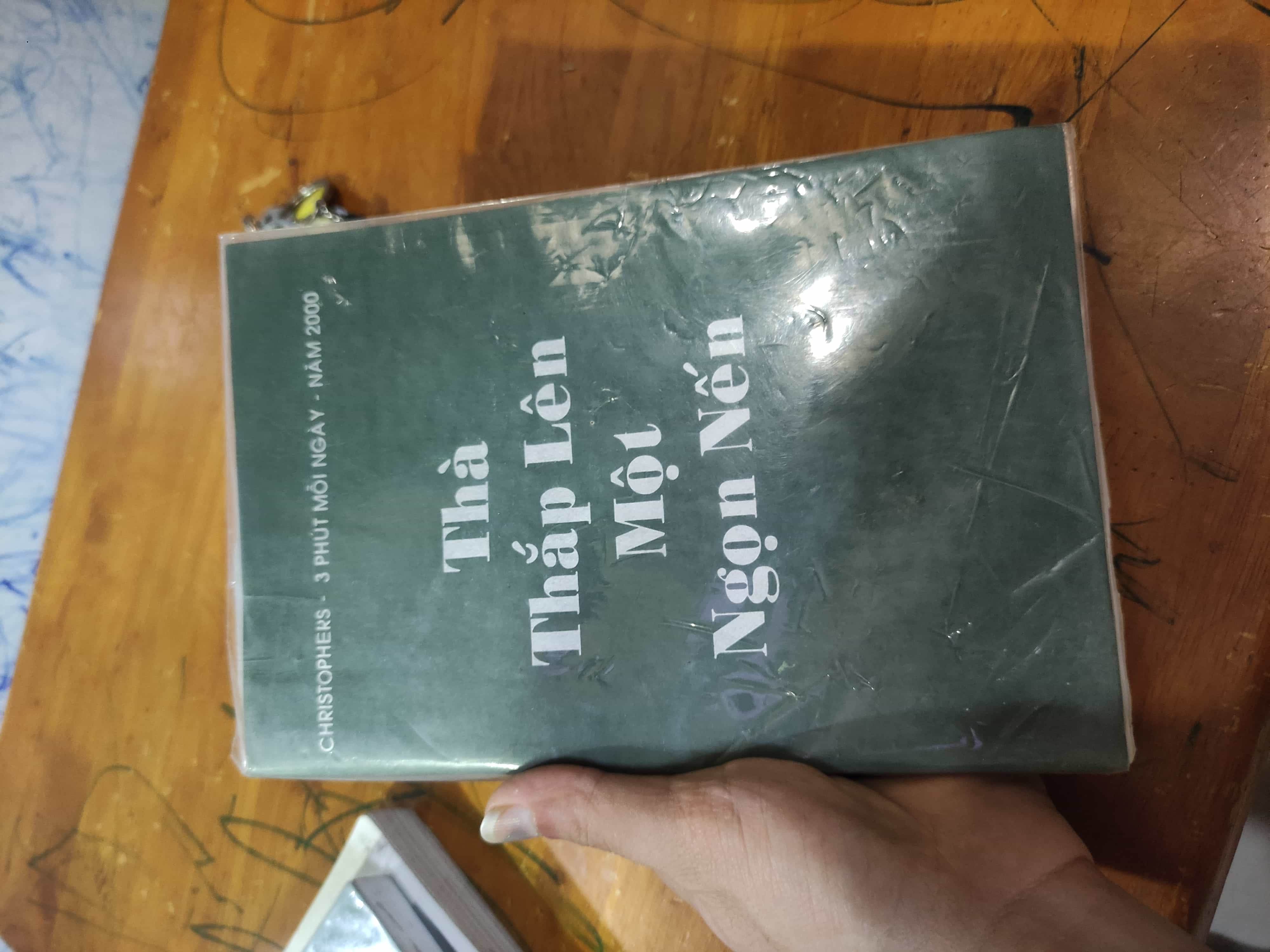 Thà thắp lên một ngọn nến01/03 (SL có thể đặt: 1 Cuốn) - SÁCH ĐẠI HỌC