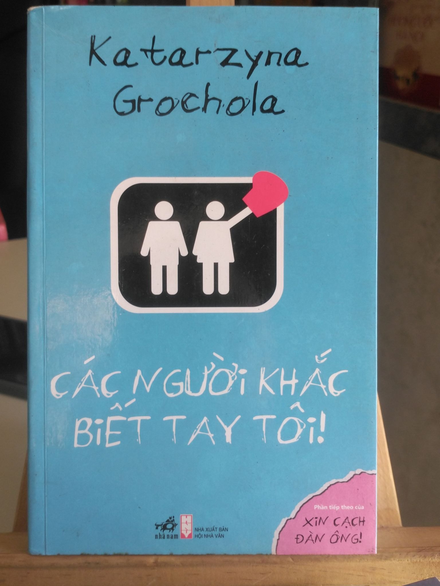 Các người khắc biết tay tô-i mới 90% bẩn bìa, tróc gáy nhẹ 2010 Katarzyna Grochola [1301] 45 (SL có thể đặt: 1 Cuốn) - SÁCH ĐẠI HỌC