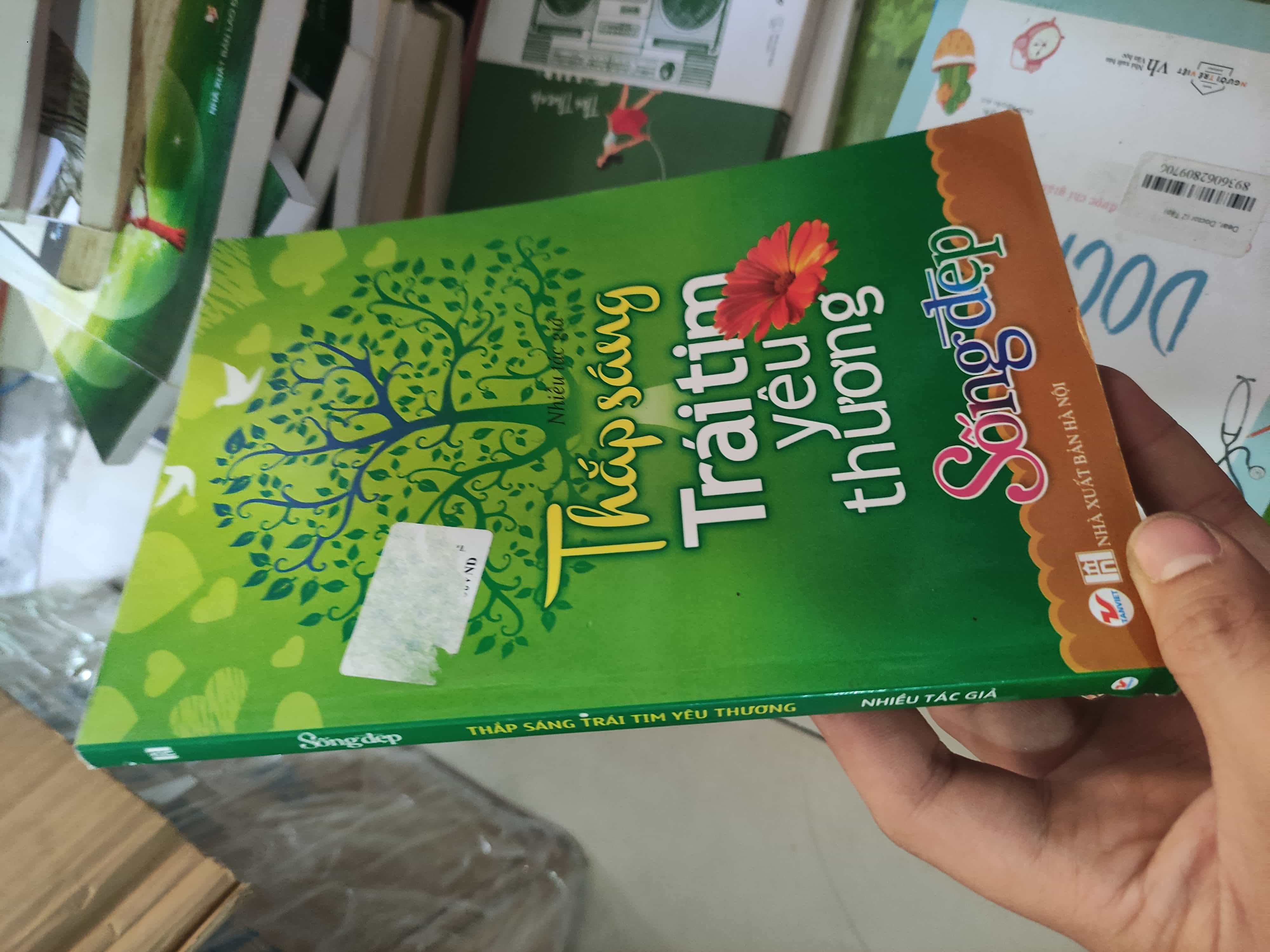 Thắp sáng trái tim yêu thương sống đẹp01/03 Sách tư duy, kỹ năng sống (SL có thể đặt: 1 Cuốn) - SÁCH ĐẠI HỌC