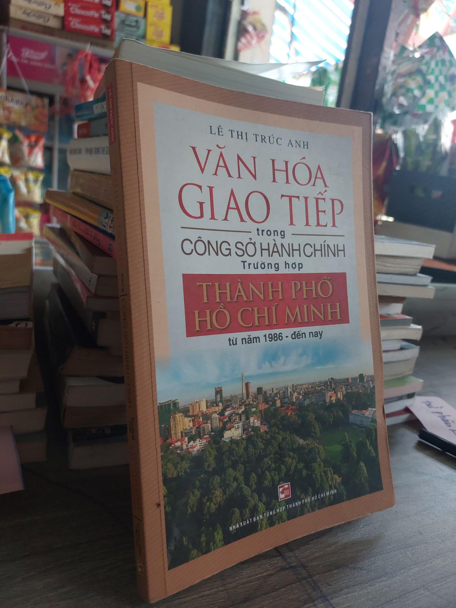 Văn hóa giao tiếp trong công sở Hành chính Trường hợp thành phố Hồ Chí Minh mới 90%0604 Sách kỹ năng mềm (SL có thể đặt: 1 Cuốn) - SÁCH ĐẠI HỌC
