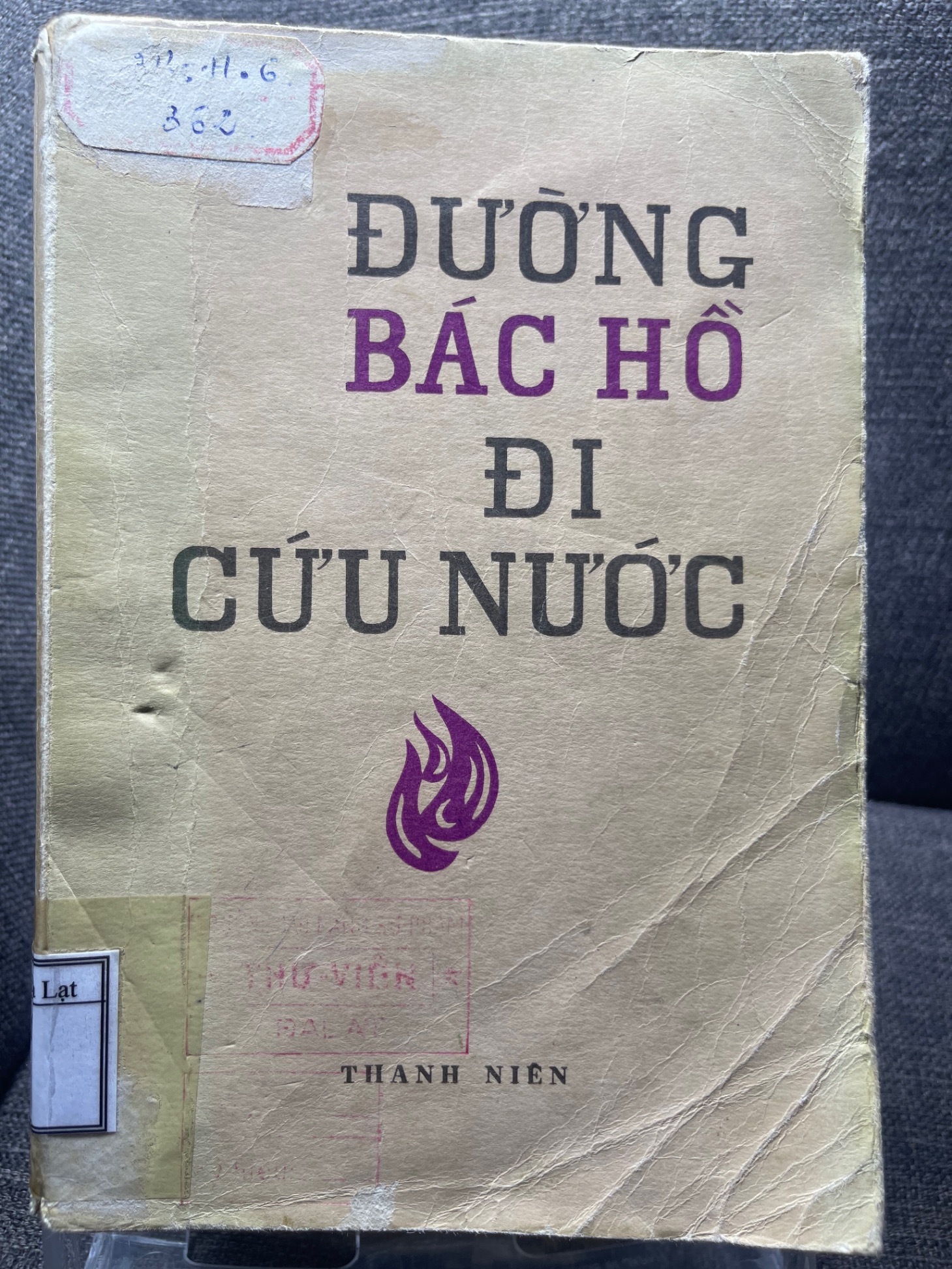 Đường bác Hồ đi cứu nước 1975 mới 60% ố vàng bìa rách nhẹ 1405 Sách danh nhân (SL có thể đặt: 1 Cuốn) - SÁCH ĐẠI HỌC