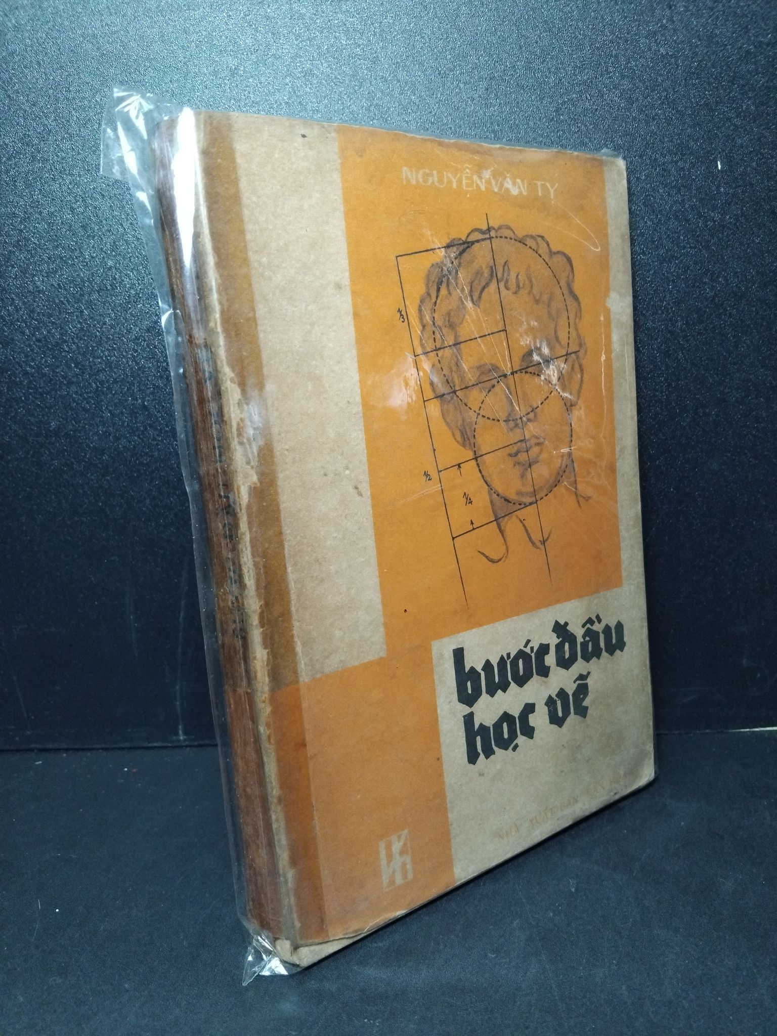 Bước đầu học vẽ mới 60% bẩn bìa, ố vàng, tróc gáy, có vệt nước Nguyễn Văn Tỵ 2603 Sách chuyên môn (SL có thể đặt: 1 Cuốn) - SÁCH ĐẠI HỌC