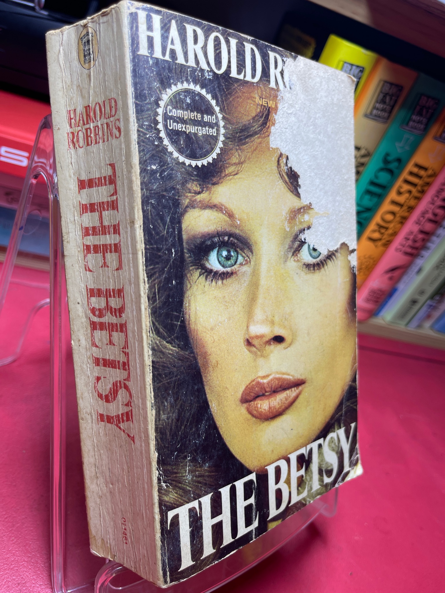 The betsy mới 60% ố vàng tróc bìa Harold Robbins 1905 Sách ngoại văn (SL có thể đặt: 1 Cuốn) - SÁCH ĐẠI HỌC