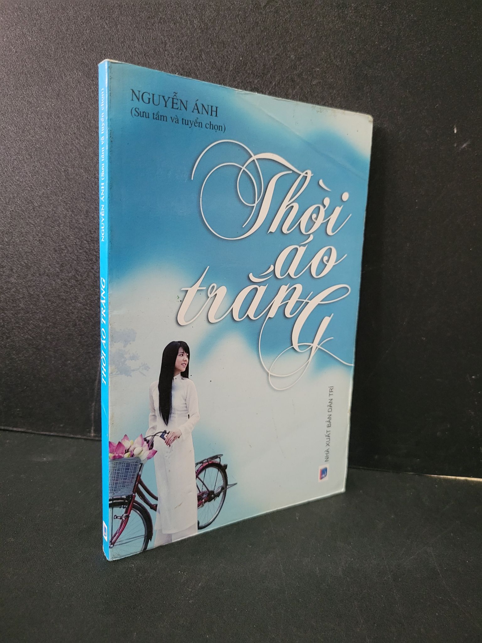 Thời áo trắng mới 90% bẩn bìa, ố nhẹ 2011 Nguyễn Ánh 1604 (SL có thể đặt: 1 Cuốn) - SÁCH ĐẠI HỌC
