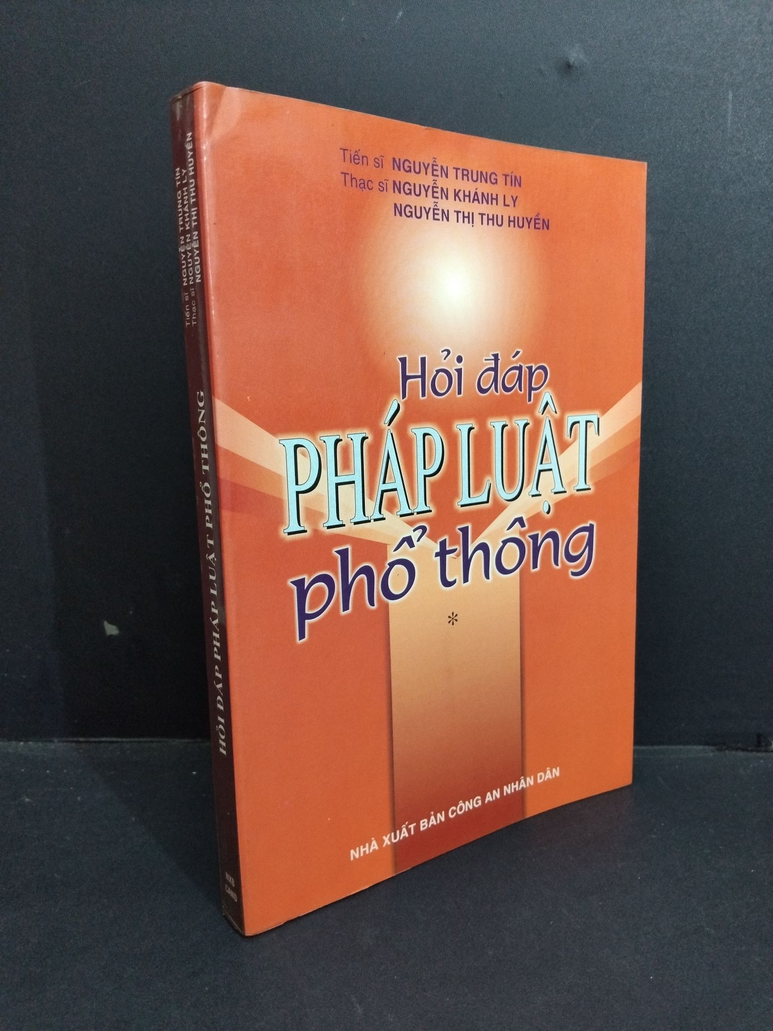 Hỏi đáp pháp luật phổ thông mới 90% bẩn bìa, ố nhẹ 2006 2811 Ts. Nguyễn Trung Tín, Ths. Nguyễn Khánh Ly, Ths. Nguyễn Thị Thu Huyền Luật, văn bản luật (SL có thể đặt: 1 Cuốn) - SÁCH ĐẠI HỌC