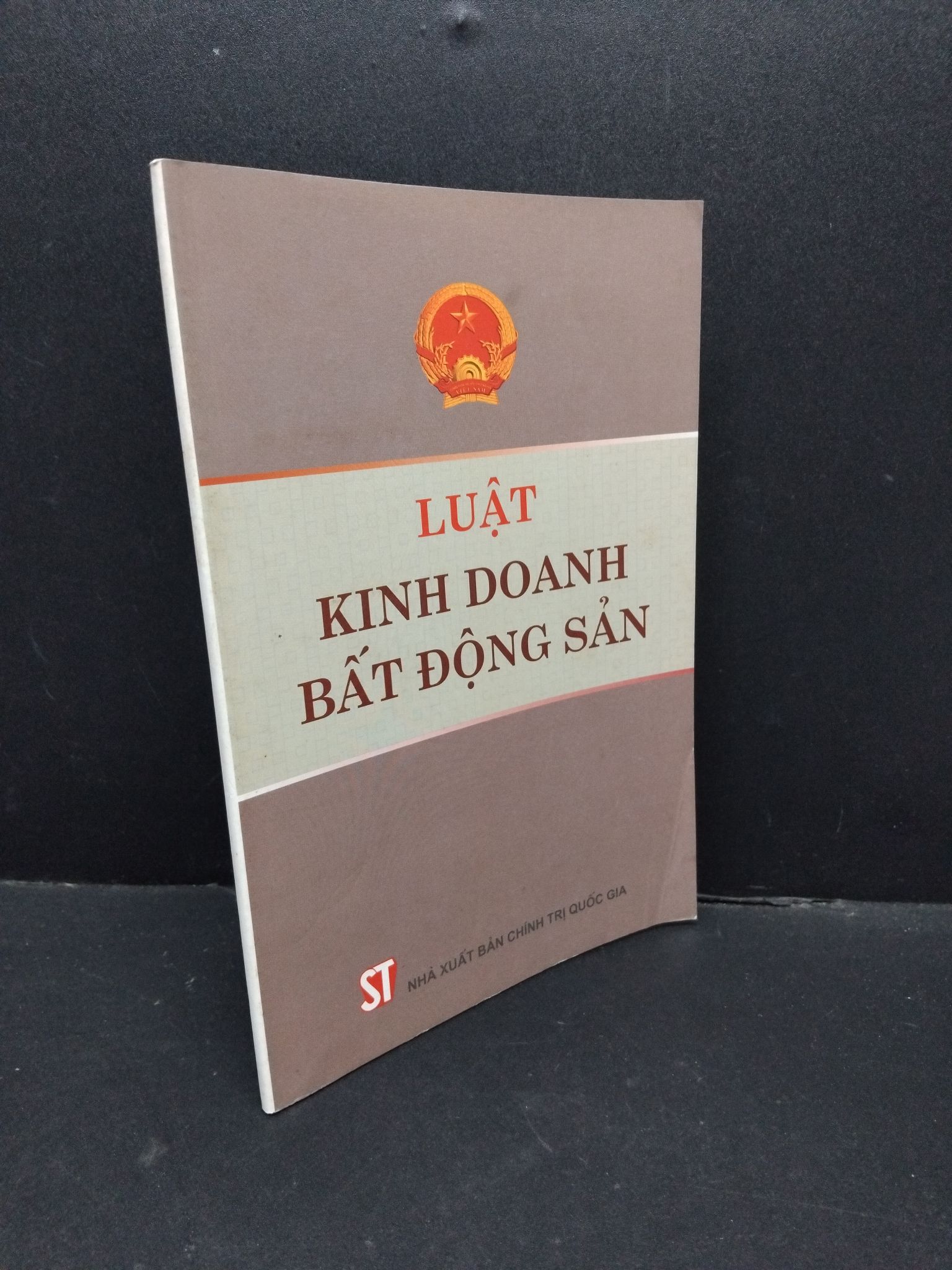 Luật kinh doanh bất động sản mới 80% bẩn bìa, ố 2007 1710 Phạm Việt Luật, văn bản luật (SL có thể đặt: 1 Cuốn) - SÁCH ĐẠI HỌC