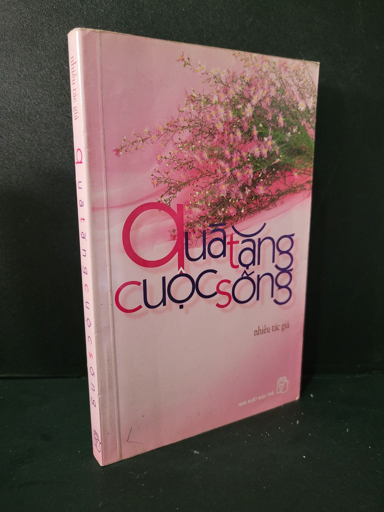 Quà tặng cuộc sống mới 90% bẩn bìa, ố nhẹ 2010 Nhiều tác giả 1604 Nghệ thuật sống (SL có thể đặt: 1 Cuốn) - SÁCH ĐẠI HỌC