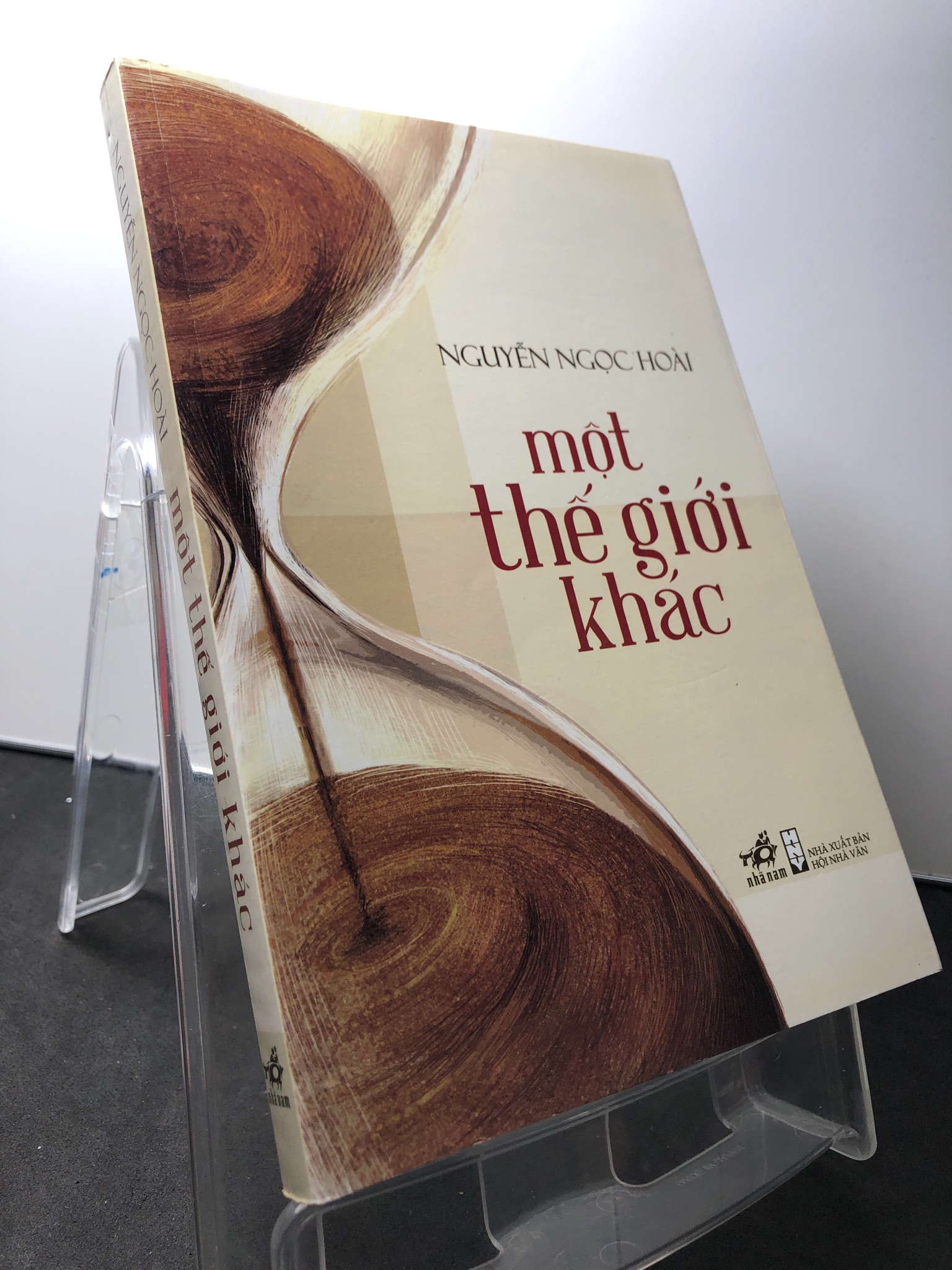 Một thế giới khác 2012 mới 80% bẩn nhẹ Nguyễn Ngọc Hoài 1209 (SL có thể đặt: 1 Cuốn) - SÁCH ĐẠI HỌC