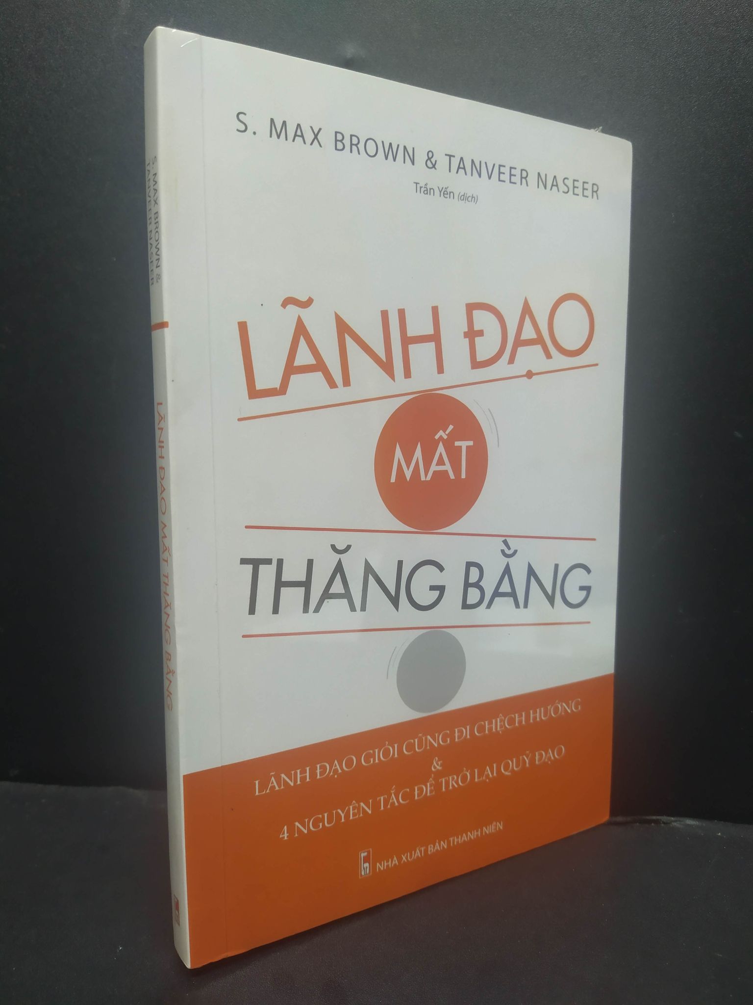 Lãnh Đạo Mất Thăng Bằng mới 100% 1906 S. Max Brown & Tanveer Naseer Sách tư duy, kỹ năng sống (SL có thể đặt: 1 Cuốn) - SÁCH ĐẠI HỌC