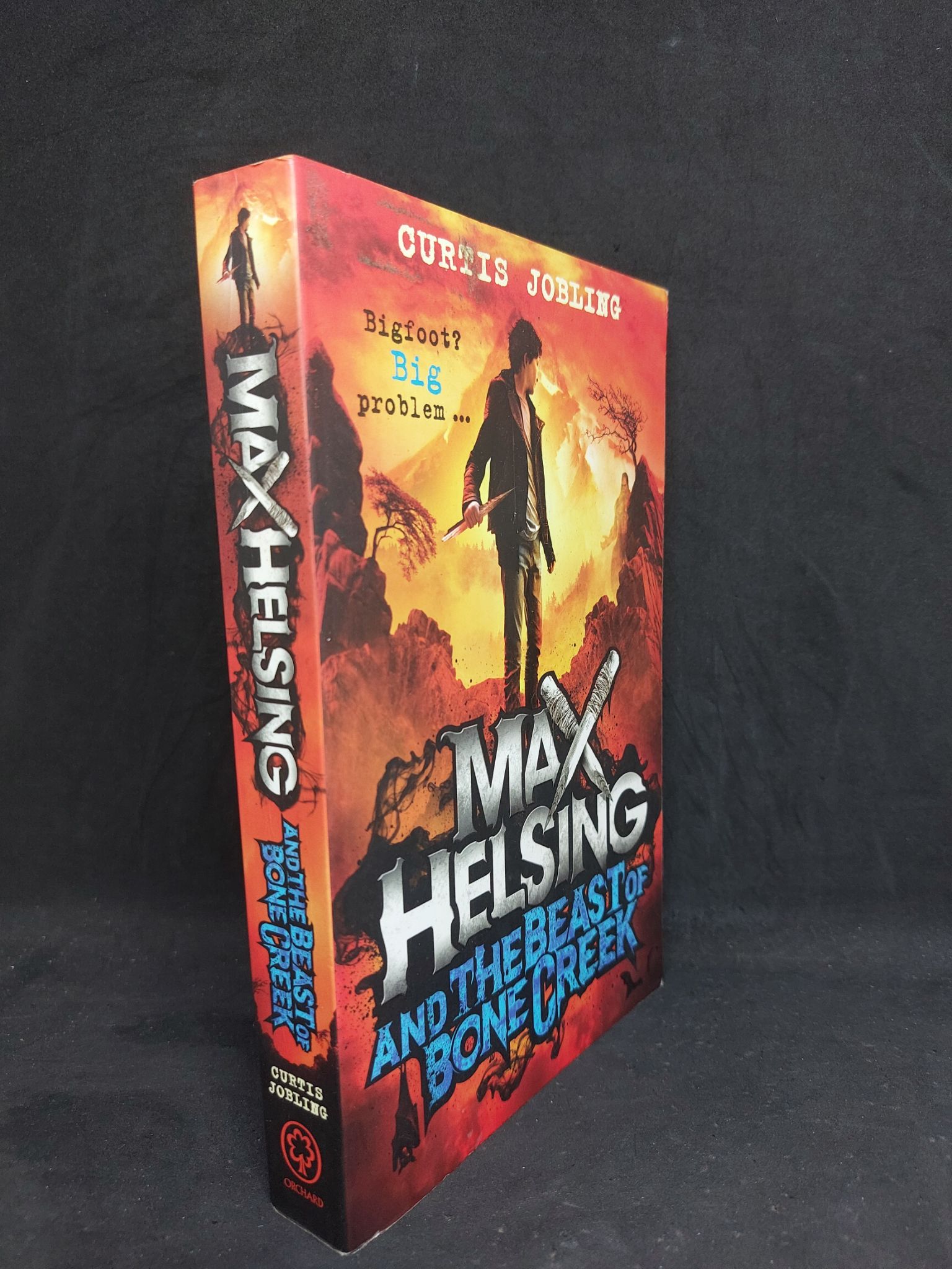 Max Helsing and the beast of bone creek bị ố, mới 80% 2707 Sách ngoại văn (SL có thể đặt: 1 Cuốn) - SÁCH ĐẠI HỌC