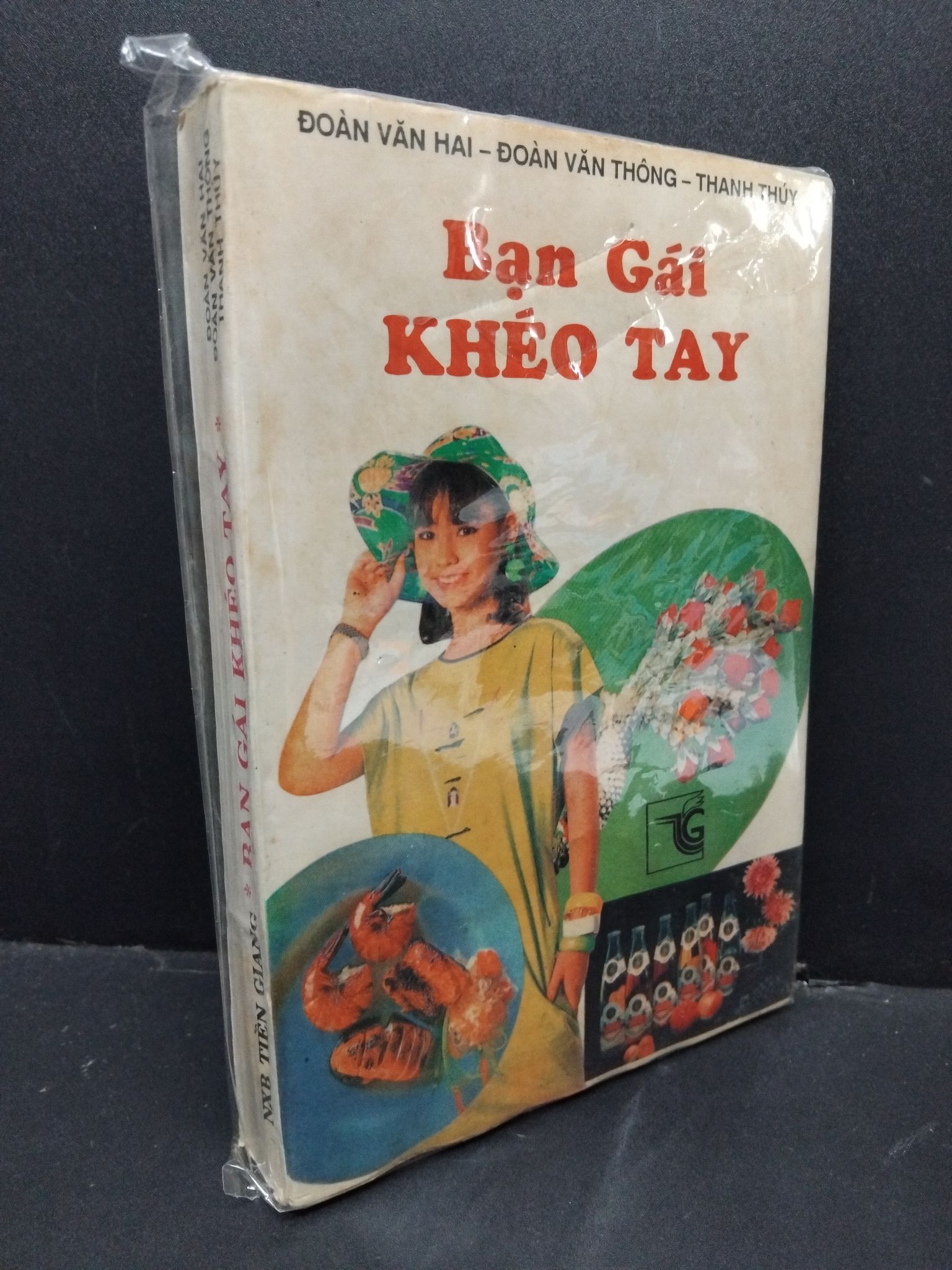 Bạn gái khéo tay mới 70% ố vàng, bẩn bìa 2110 Đoàn Văn Hai, Đoàn Văn Thông, Lê Thị Thanh Túy Sách tư duy, kỹ năng sống (SL có thể đặt: 1 Cuốn) - SÁCH ĐẠI HỌC