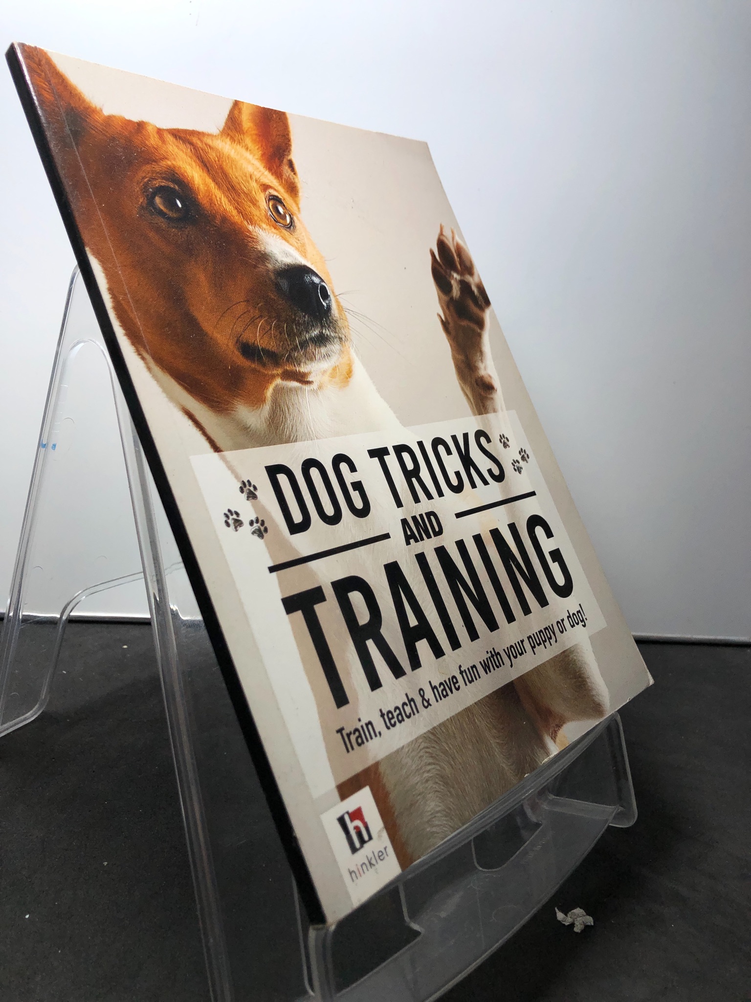 Dog tricks and training mới 90% bẩn nhẹ Hinkler 1908 Sách ngoại văn (SL có thể đặt: 1 Cuốn) - SÁCH ĐẠI HỌC