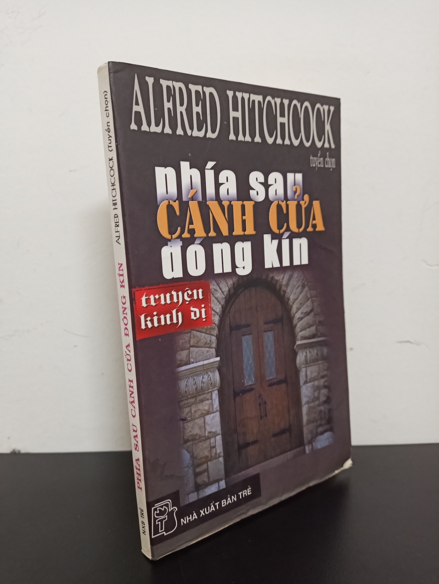 Phía Sau Cánh Cửa Đóng Kín (Truyện Kinh Dị) (2004) - Alfred Hitchcock Mới 80% (ố, bìa xấu) 1803 Huyền bí, giả tưởng, kinh dị (SL có thể đặt: 1 cuốn) - SÁCH ĐẠI HỌC