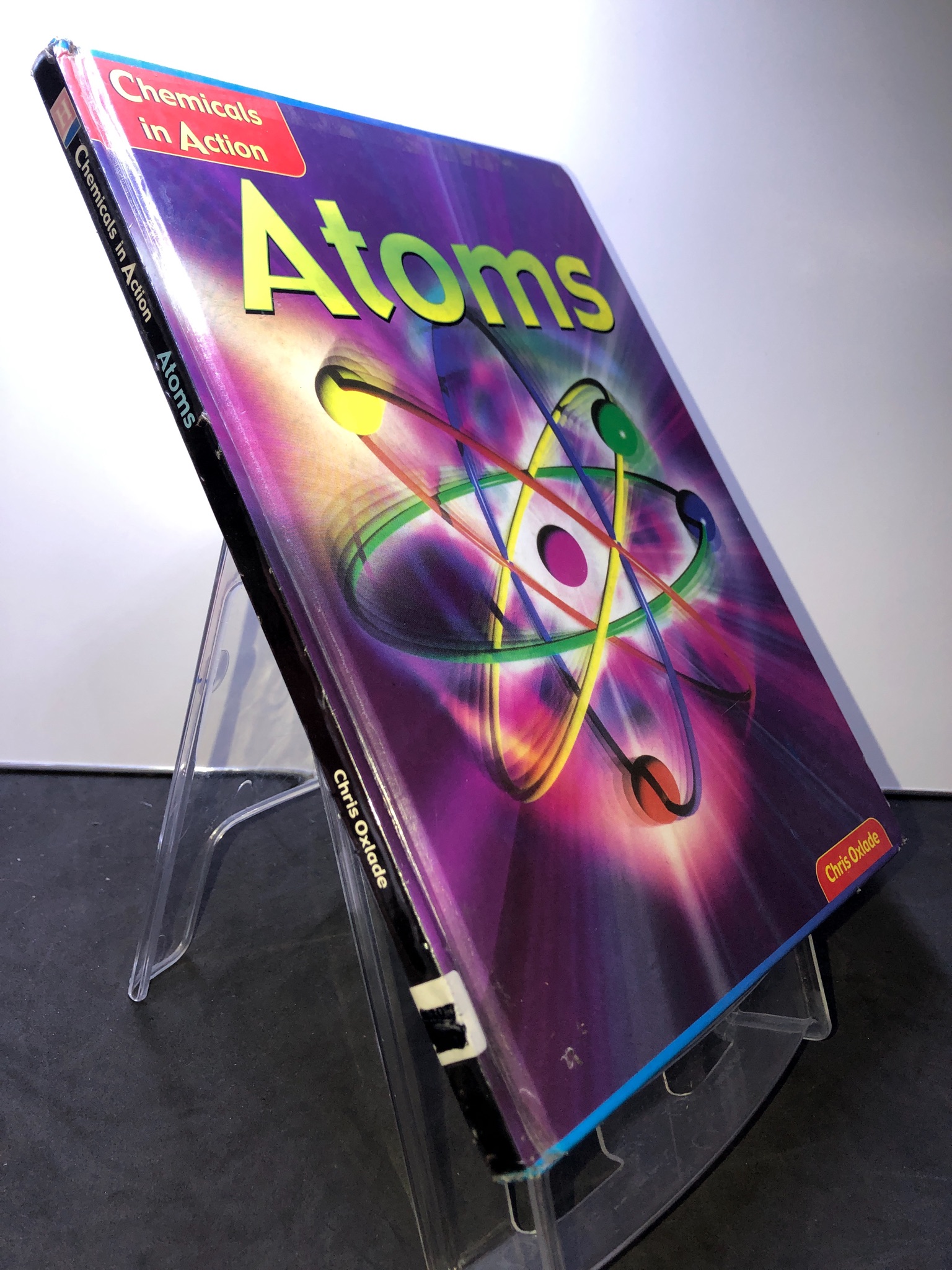 Atoms Chemicals in Action BÌA CỨNG mới 85% bẩn nhẹ Chris Oxlade 2607 Sách ngoại văn (SL có thể đặt: 1 Cuốn) - SÁCH ĐẠI HỌC
