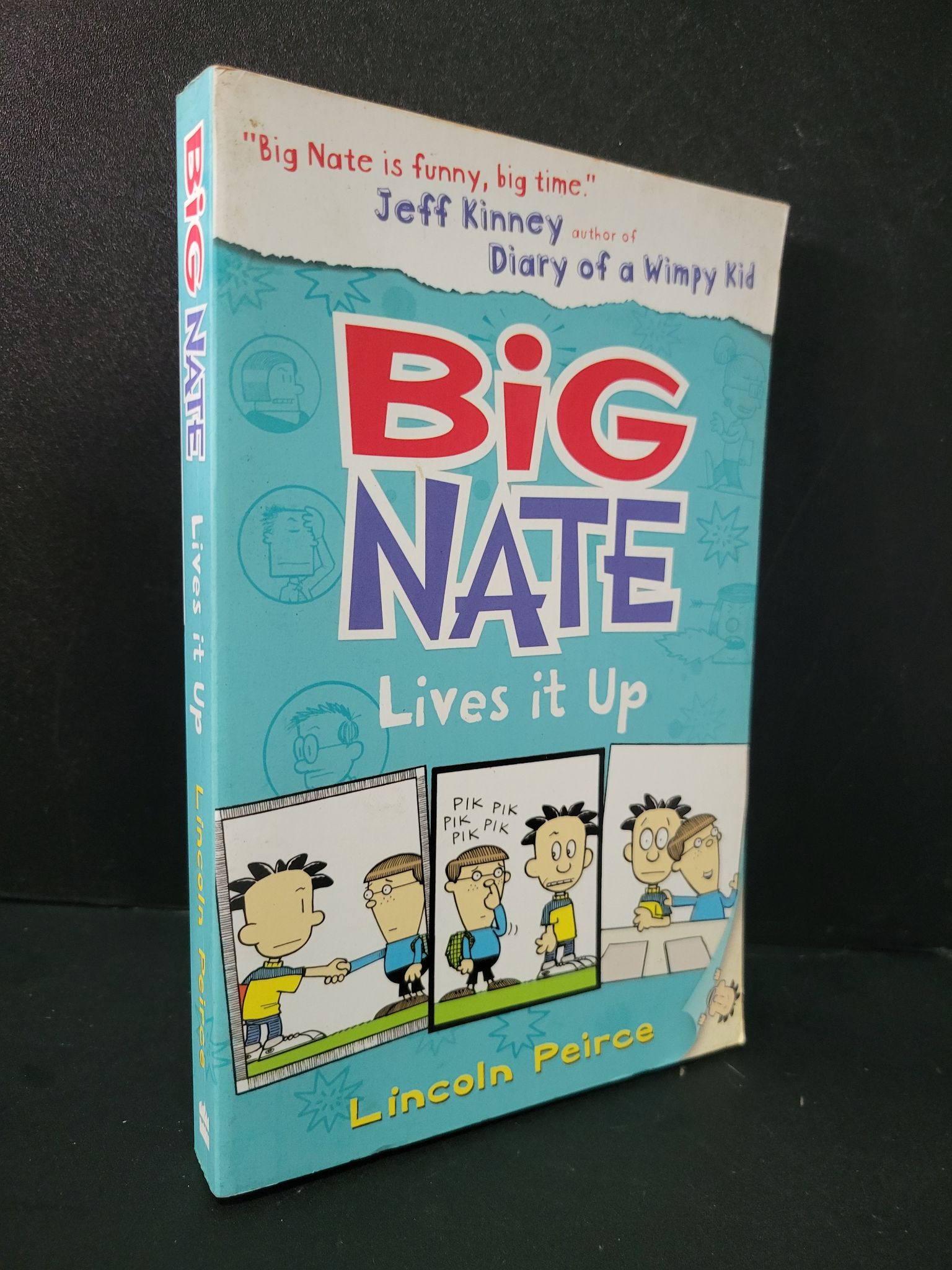 Big Nate lives it up mới 90% bẩn bìa, ố vàng Lincoln Peirce 1604 Sách ngoại văn (SL có thể đặt: 1 Cuốn) - SÁCH ĐẠI HỌC