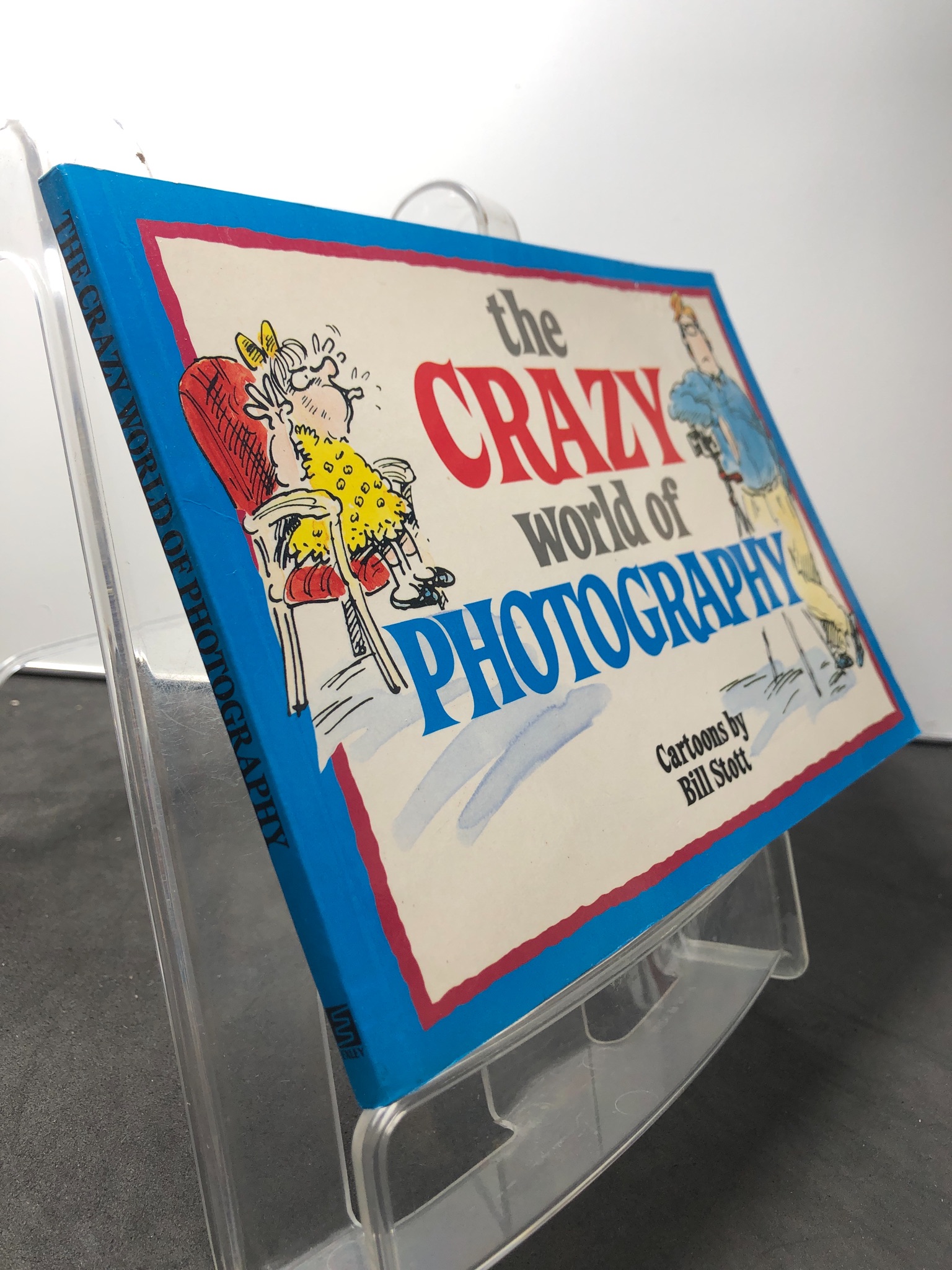 The crazy world of photography mới 85% bẩn nhẹ Bill Stott 1508 Sách ngoại văn (SL có thể đặt: 1 Cuốn) - SÁCH ĐẠI HỌC