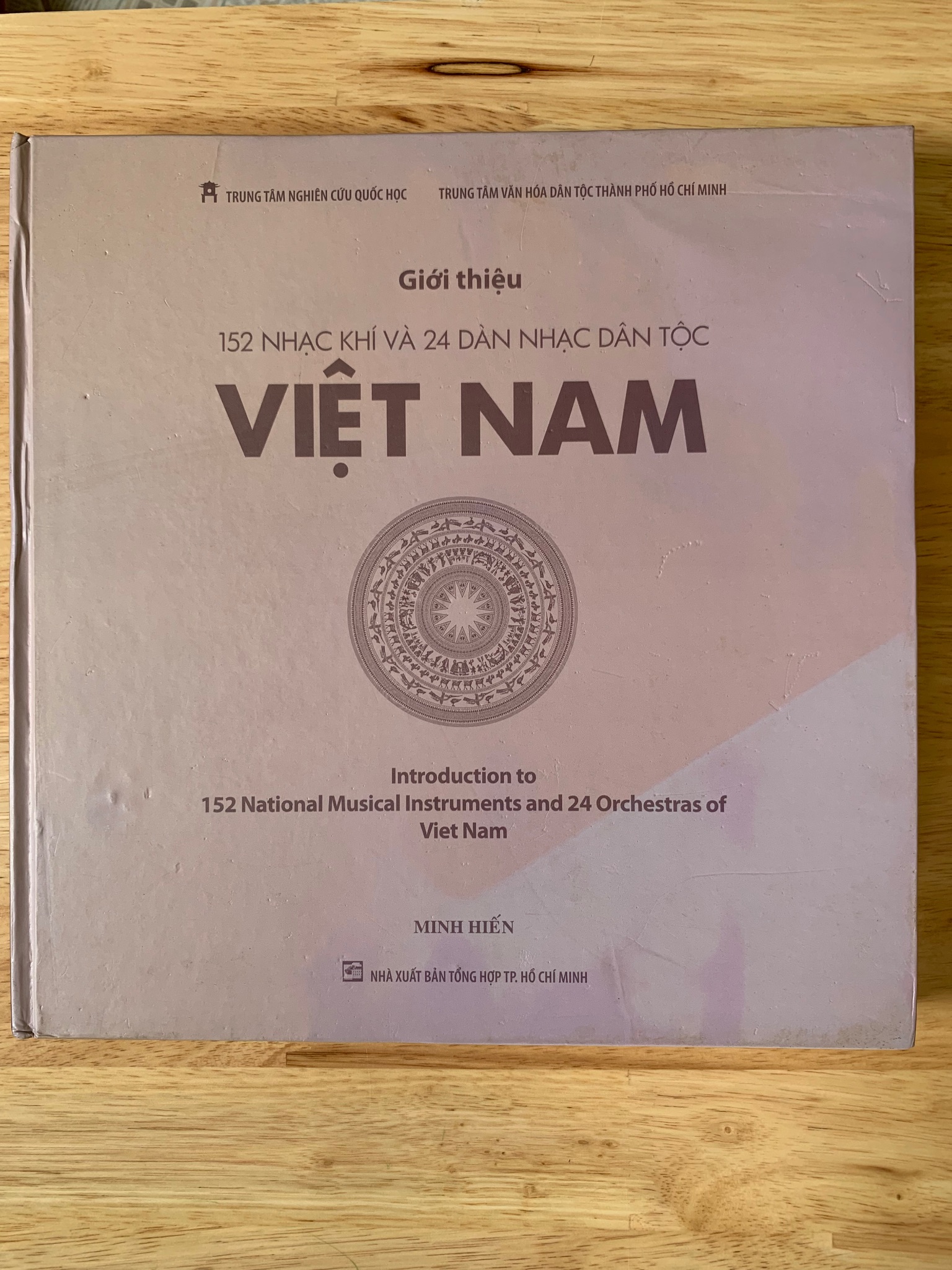 Giới thiệu 152 Nhạc Khí và 24 Dàn Nhạc Dân Tộc Việt Nam ( sách mới còn seal 90% ,song ngữ Việt -Anh, bìa cứng,giấy bóng,ảnh màu XB năm 2012)tác giả Minh Hiến 2905 Âm Nhạc Âm nhạc, điện ảnh (SL có thể đặt: 4 Cuốn) - SÁCH ĐẠI HỌC