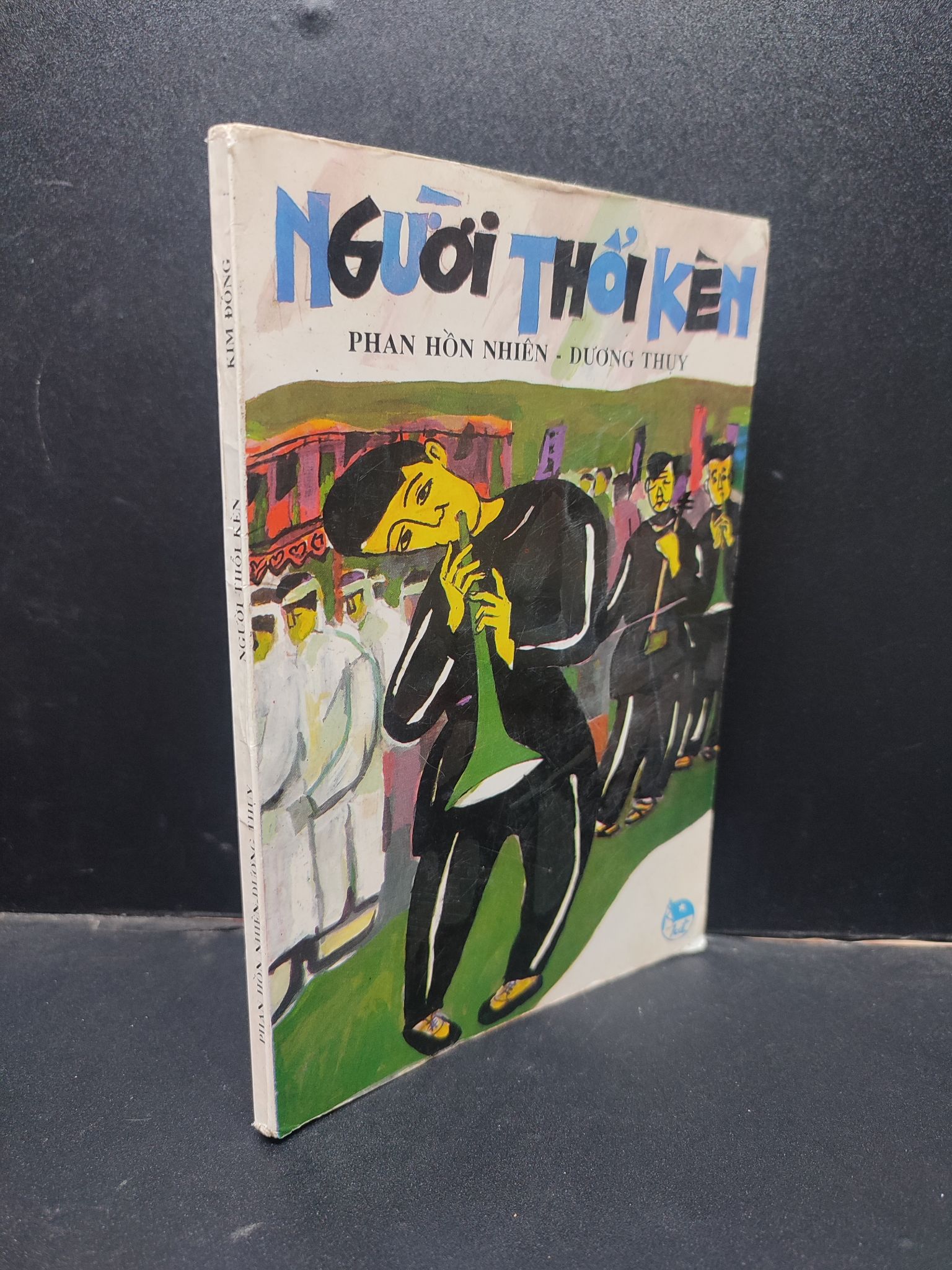 Người Thổi Kèn Phan Hồn Nhiên - Dương Thụy mới 70% (ố nặng, bẩn bìa) 1997 0305 văn học (SL có thể đặt: 1 Cuốn) - SÁCH ĐẠI HỌC