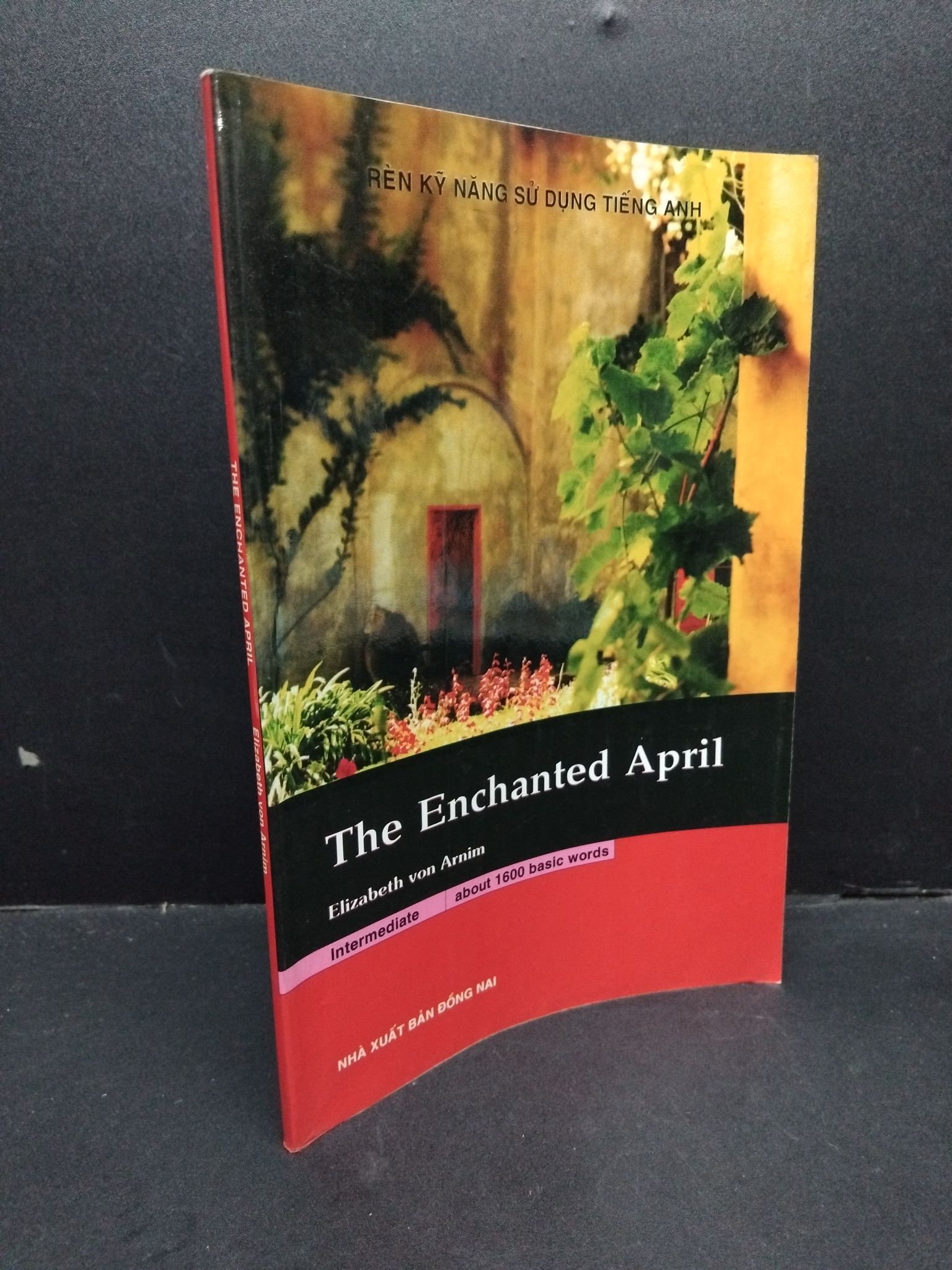 The enchanted April mới 70% bẩn bìa, ố nhẹ, tróc gáy nhẹ 2009 2110 Elizabeth Von Arnim Sách ngoại văn (SL có thể đặt: 1 Cuốn) - SÁCH ĐẠI HỌC