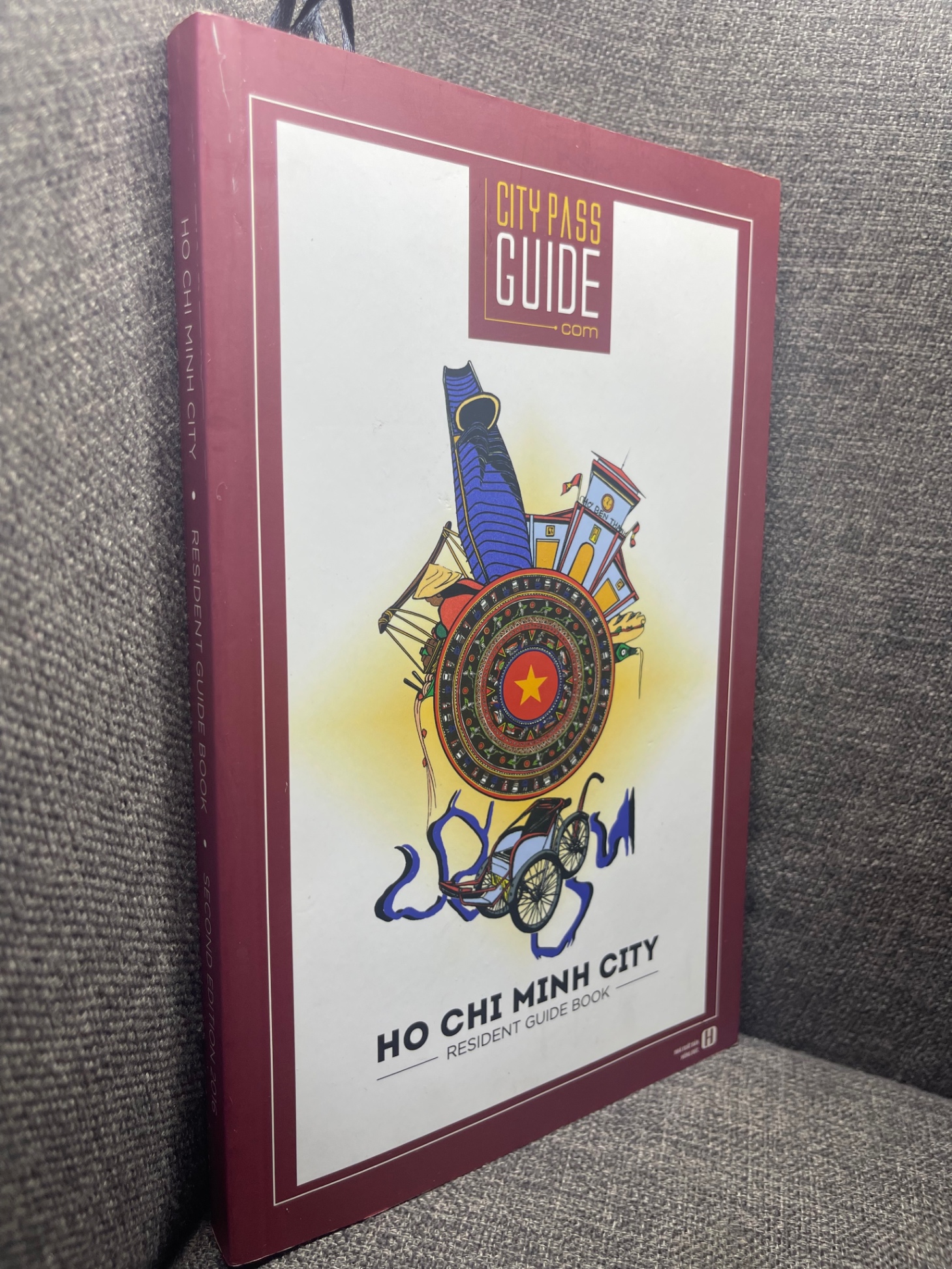 Ho Chi Minh City Resident Guide book mới 90% 2504 Sách ngoại văn (SL có thể đặt: 1 Cuốn) - SÁCH ĐẠI HỌC