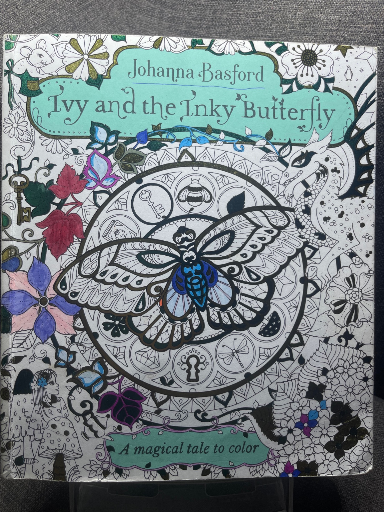 Ivy and the inky butterfly mới 70% đã tô màu khoảng 10 trang truyện ngoại văn và tô màu tranh Johanna Basford 1605 Sách ngoại văn (SL có thể đặt: 1 Cuốn) - SÁCH ĐẠI HỌC