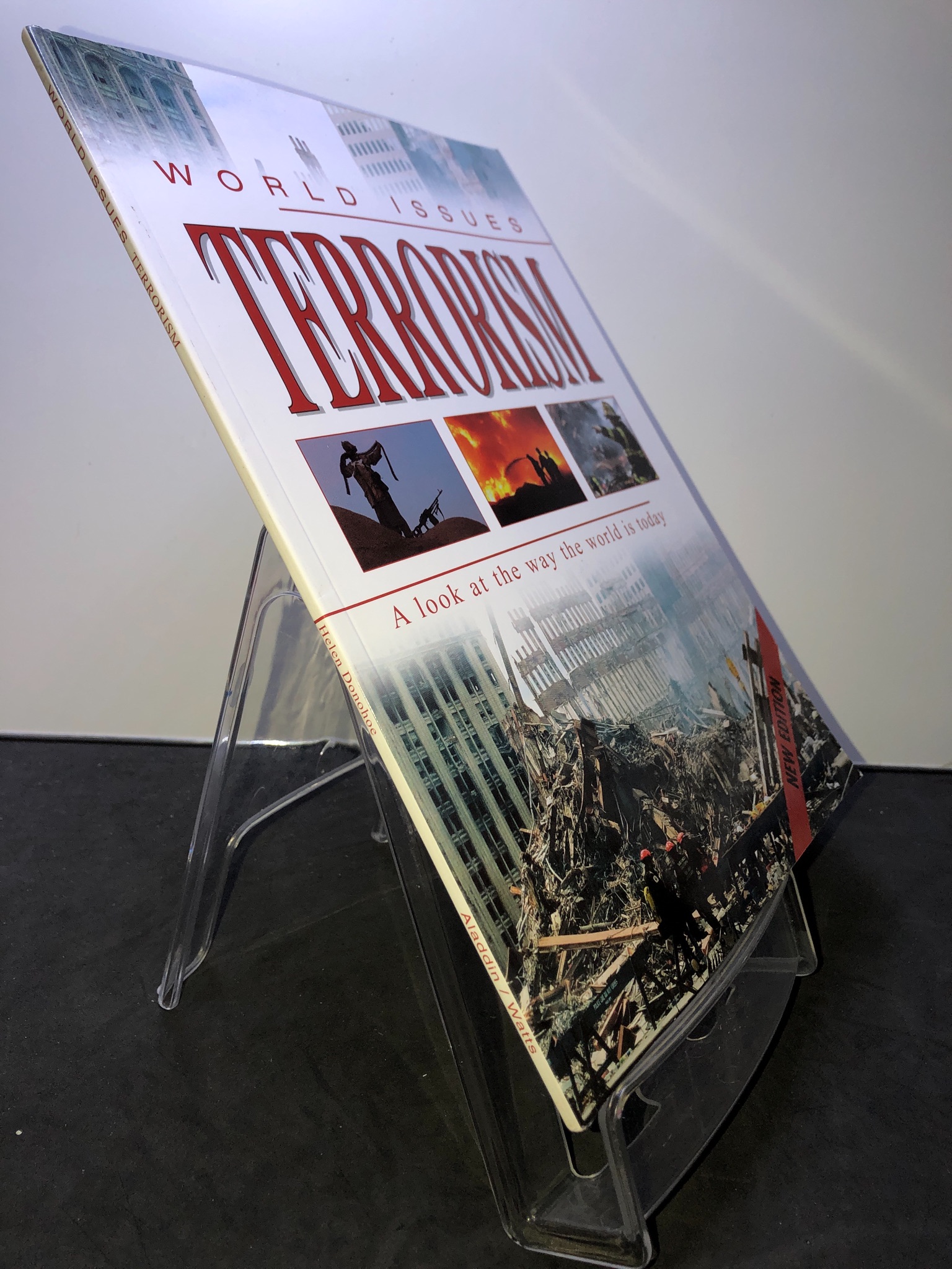 Terrorism A look at the way the world is today mới 85% bẩn nhẹ World Issues 2707 Sách ngoại văn (SL có thể đặt: 1 Cuốn) - SÁCH ĐẠI HỌC