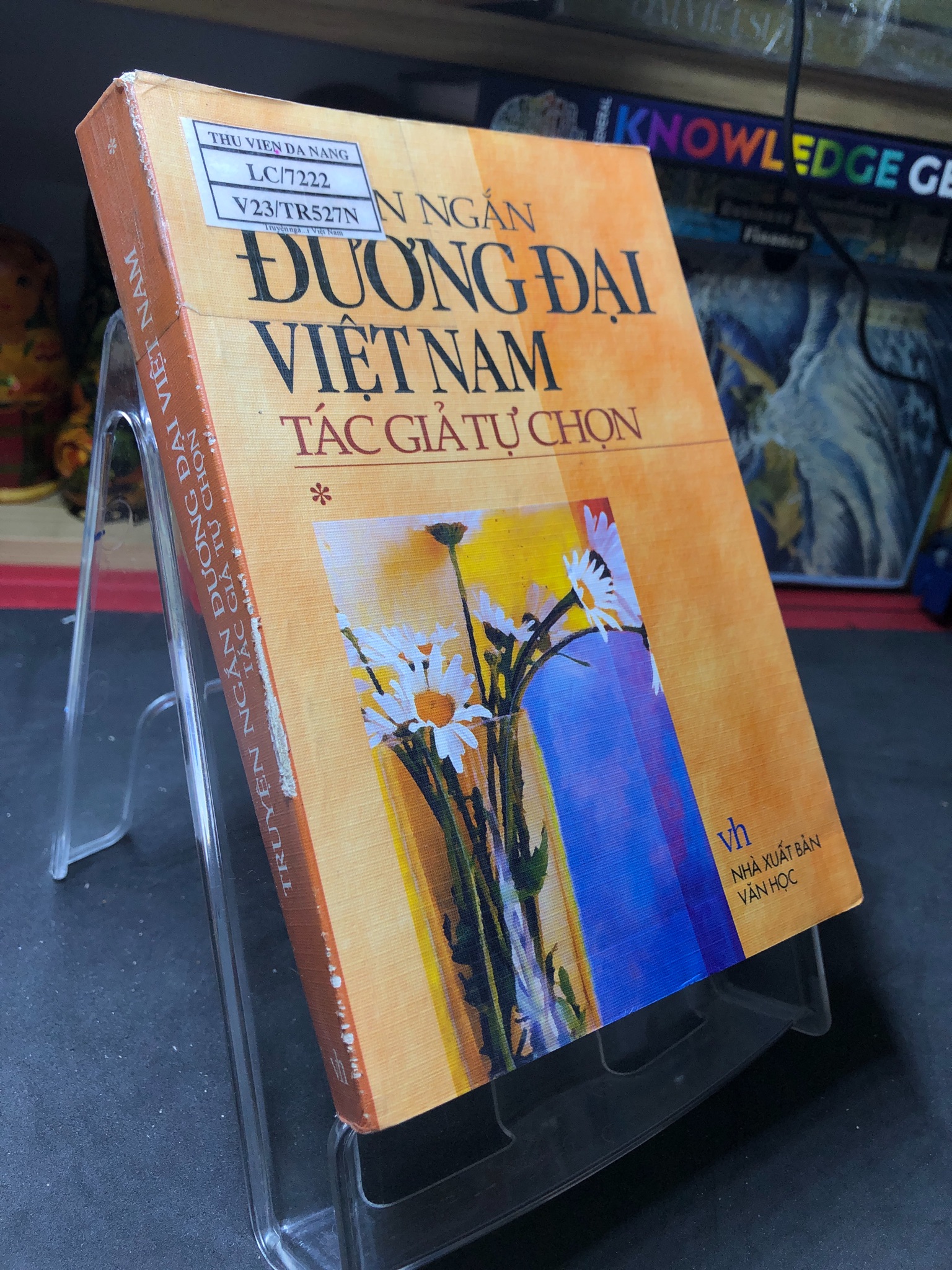 Truyện ngắn đương đại Việt Nam tác giả tự chọn tập 1 mới 70% ố bẩn có dấu mộc và viết nhẹ trang đầu 2005 Nhiều tác giả 0906 Truyện ngắn, tản văn (SL có thể đặt: 1 Cuốn) - SÁCH ĐẠI HỌC