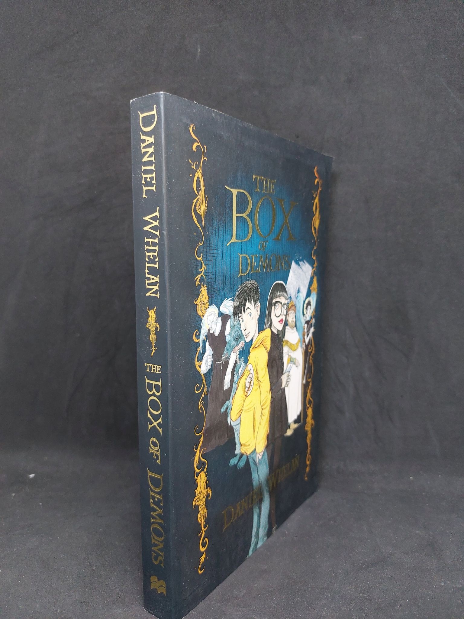 The box of demons mới 80% 1207 Sách ngoại văn (SL có thể đặt: 2 Cuốn) - SÁCH ĐẠI HỌC