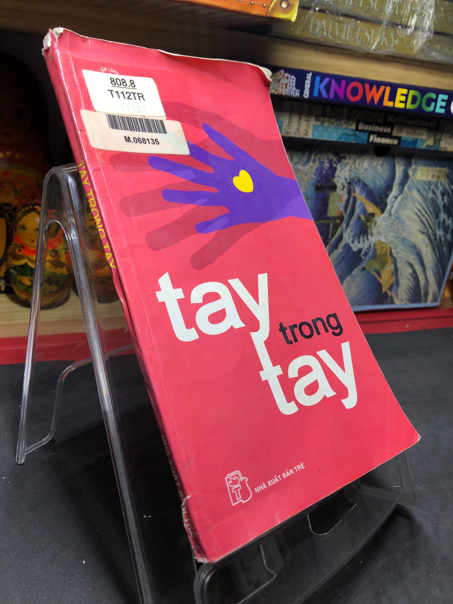 Tay trong tay 2004 mới 70% cong ẩm nhẹ Hương Lan 0906 (SL có thể đặt: 1 Cuốn) - SÁCH ĐẠI HỌC
