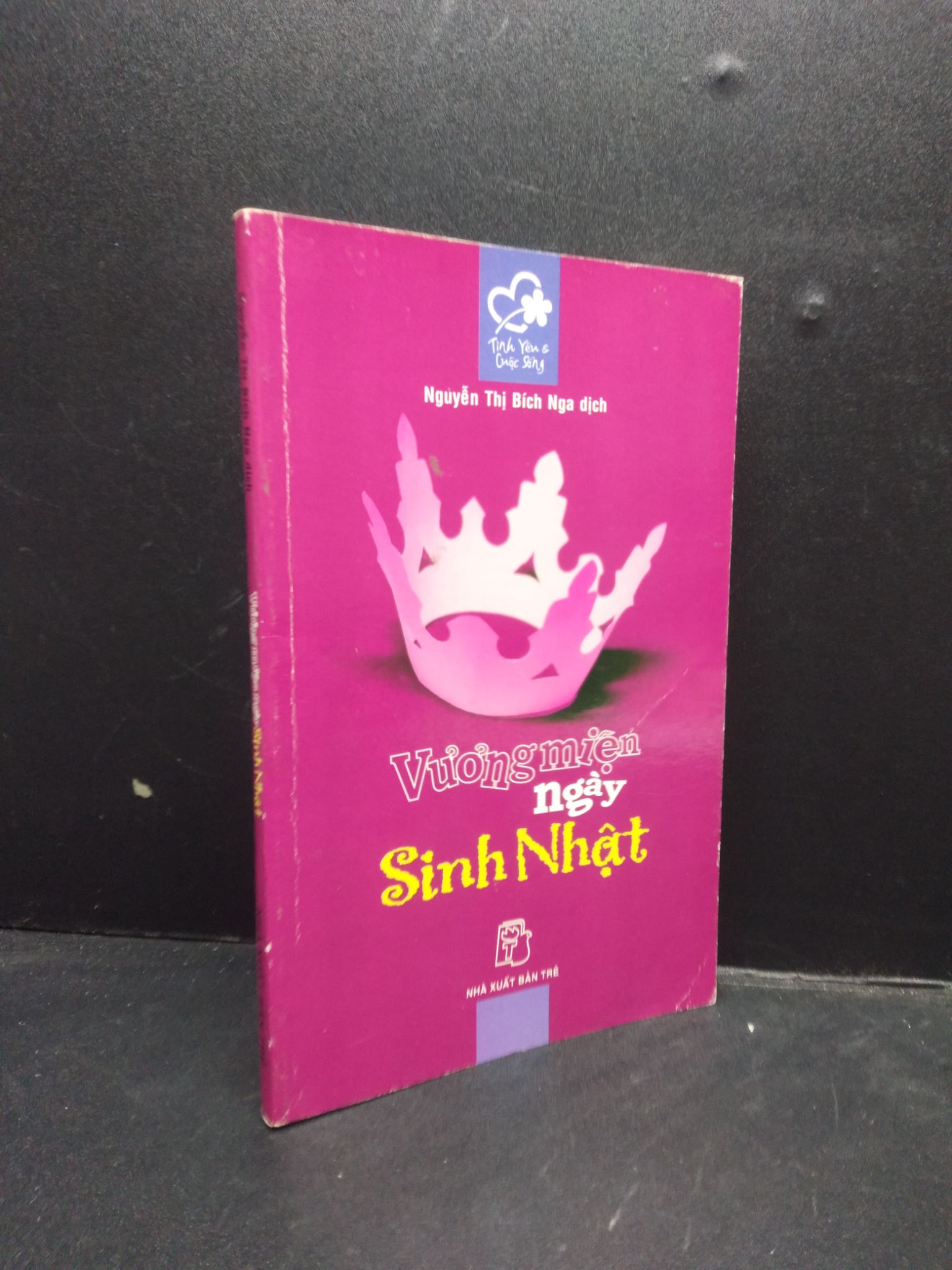 Vương miện ngày sinh nhật năm 2004 mới 80% ố vàng 2902 văn học tình yêu (SL có thể đặt: 1 Cuốn) - SÁCH ĐẠI HỌC