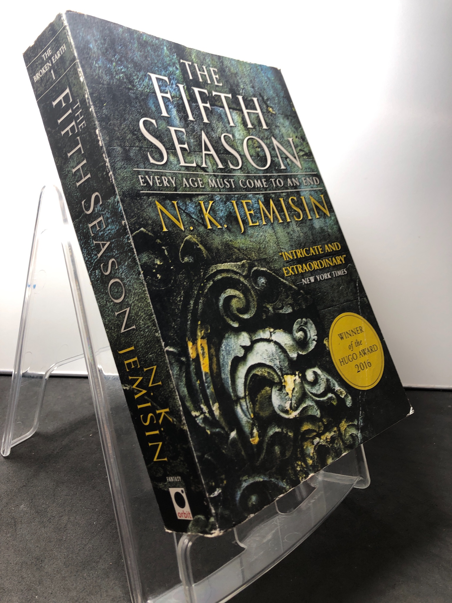The fifth season mới 80% ố bẩn nhẹ N.K.Jemisin 1508 Sách ngoại văn (SL có thể đặt: 1 Cuốn) - SÁCH ĐẠI HỌC