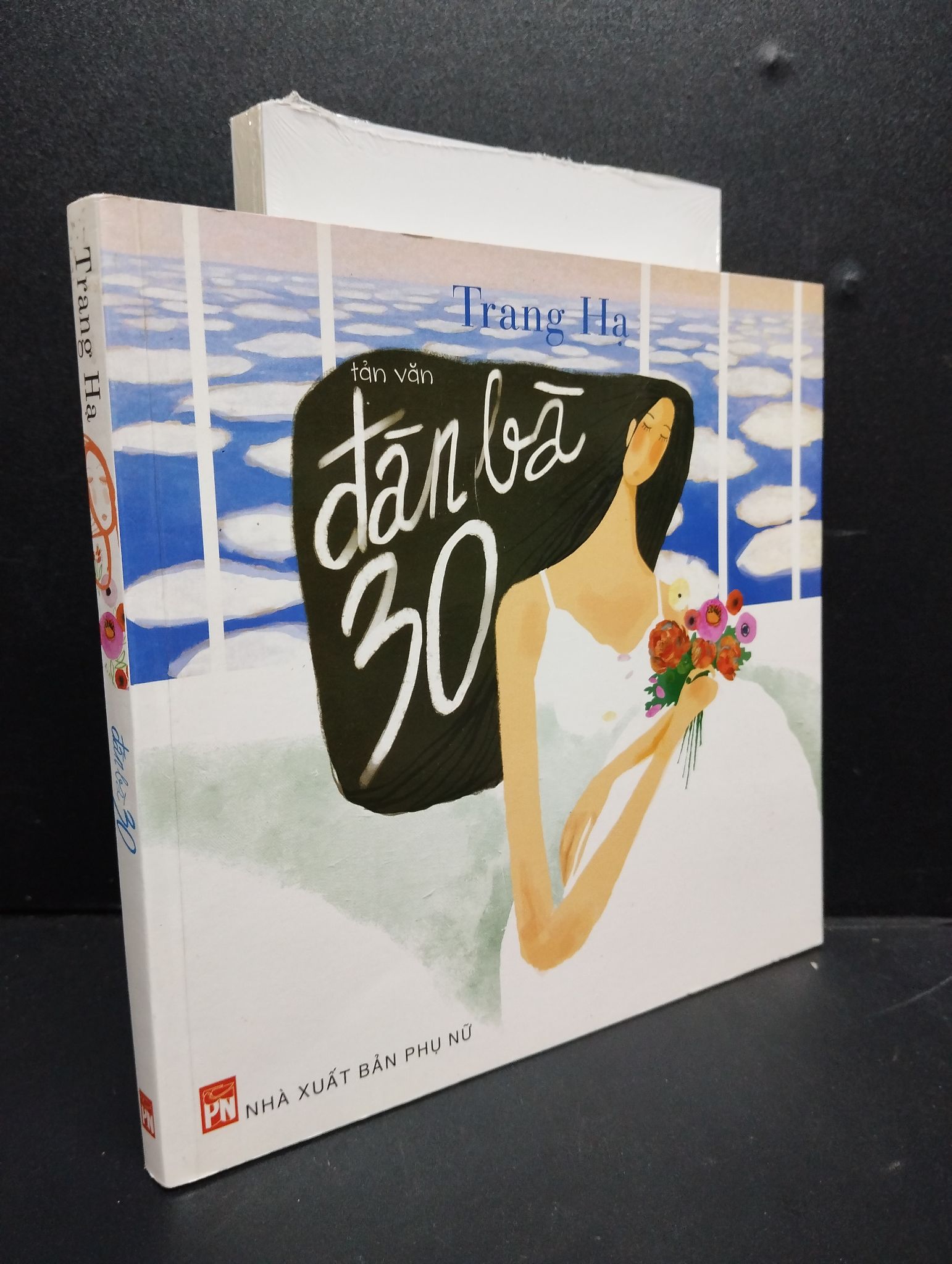 Đàn Bà 30 khổ vuông mới 80% ố nhẹ 2015 2405 Trang Hạ (SL có thể đặt: 1 Cuốn) - SÁCH ĐẠI HỌC