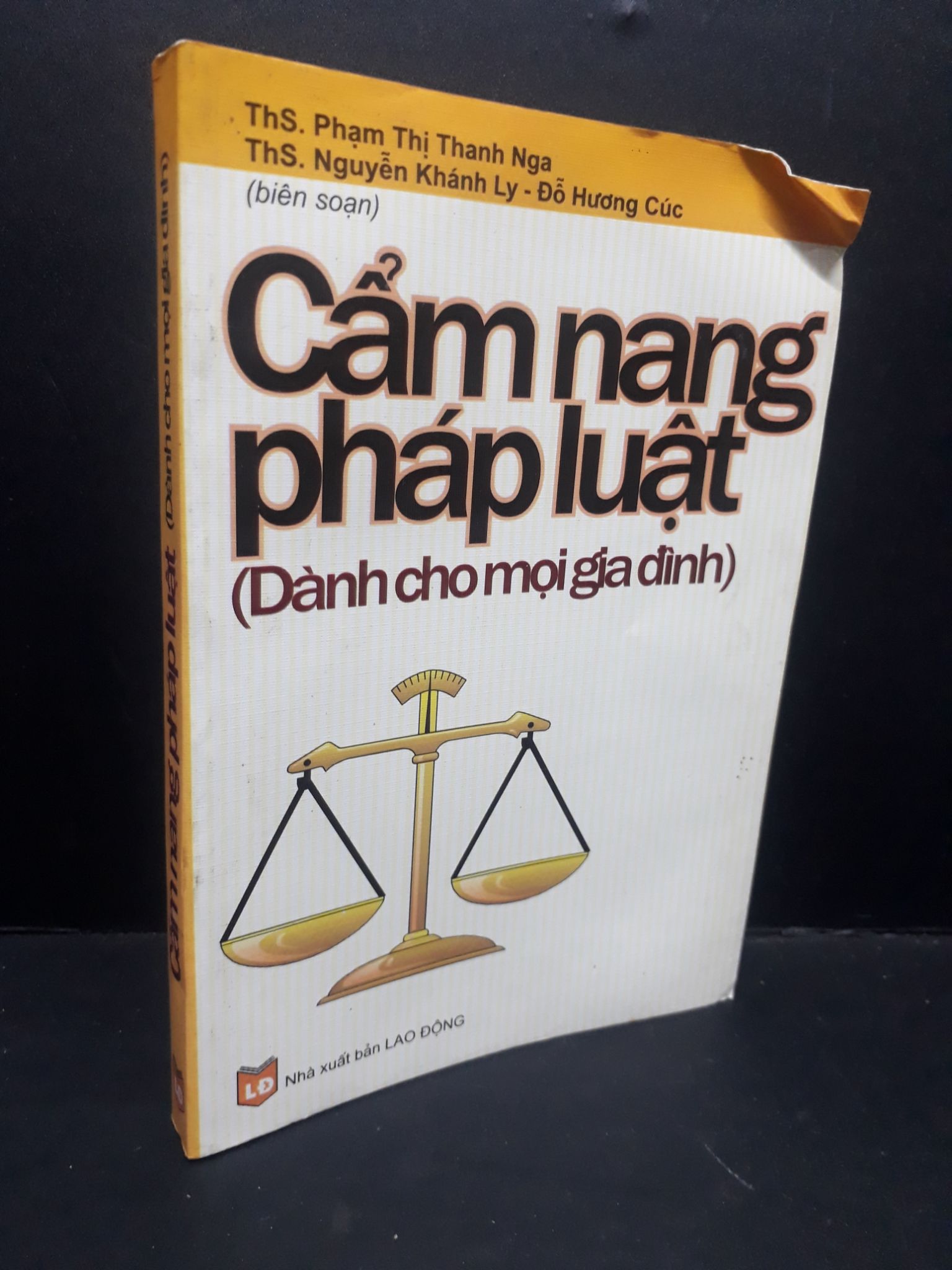 Cẩm nang pháp luật (dành cho mọi gia đình) mới 70% bị ẩm, cong bìa, bẩn bìa, ố nhẹ 2005 1410 Ths.Nguyễn Thị Thanh Nga & Ths.Nguyễn Khánh Ly - Đỗ Hương Cúc Luật, văn bản luật (SL có thể đặt: 1 Cuốn) - SÁCH ĐẠI HỌC