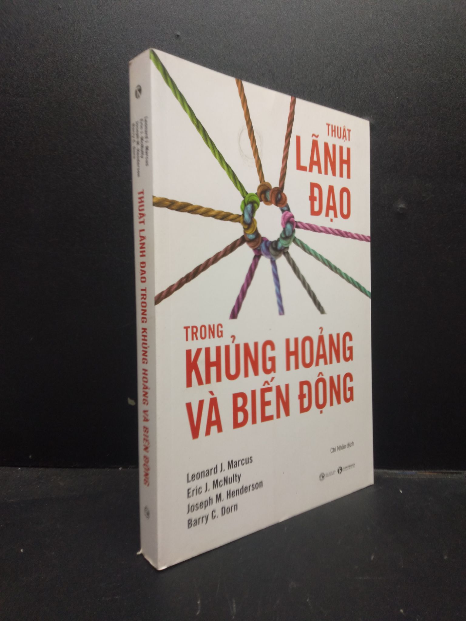 Thuật lãnh đạo trong khủng hoảng và biến động 2020 mới 90% bẩn nhẹ 0309 Quản trị, lãnh đạo (SL có thể đặt: 4 Cuốn) - SÁCH ĐẠI HỌC