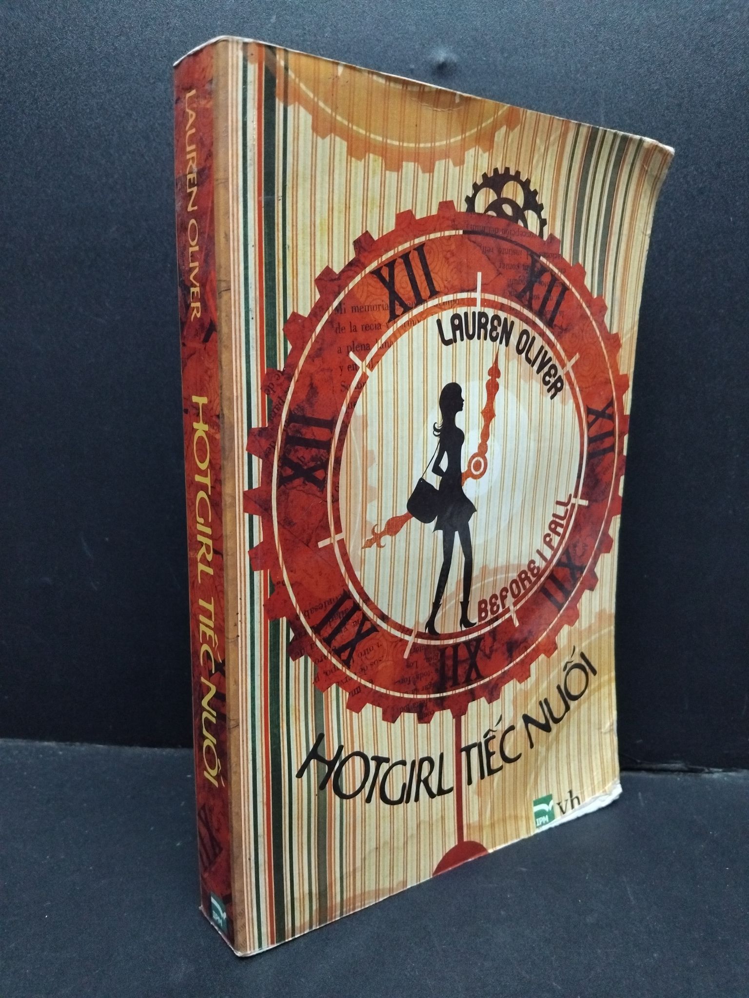 Hotgirl tiếc nuối Lauren Oliver mới 70% bẩn bìa, ố, bị ẩm, tróc bìa, bị cong 2011 3010 (SL có thể đặt: 1 Cuốn) - SÁCH ĐẠI HỌC