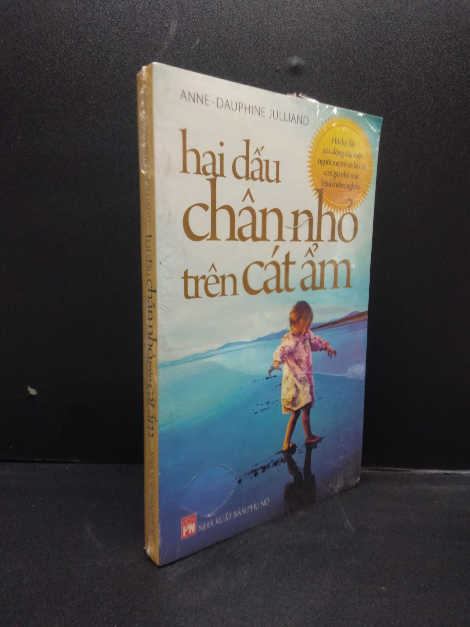 Hai dấu chân nhỏ trên cát ẩm mới 70% ố vàng 2602 (SL có thể đặt: 1 Cuốn) - SÁCH ĐẠI HỌC