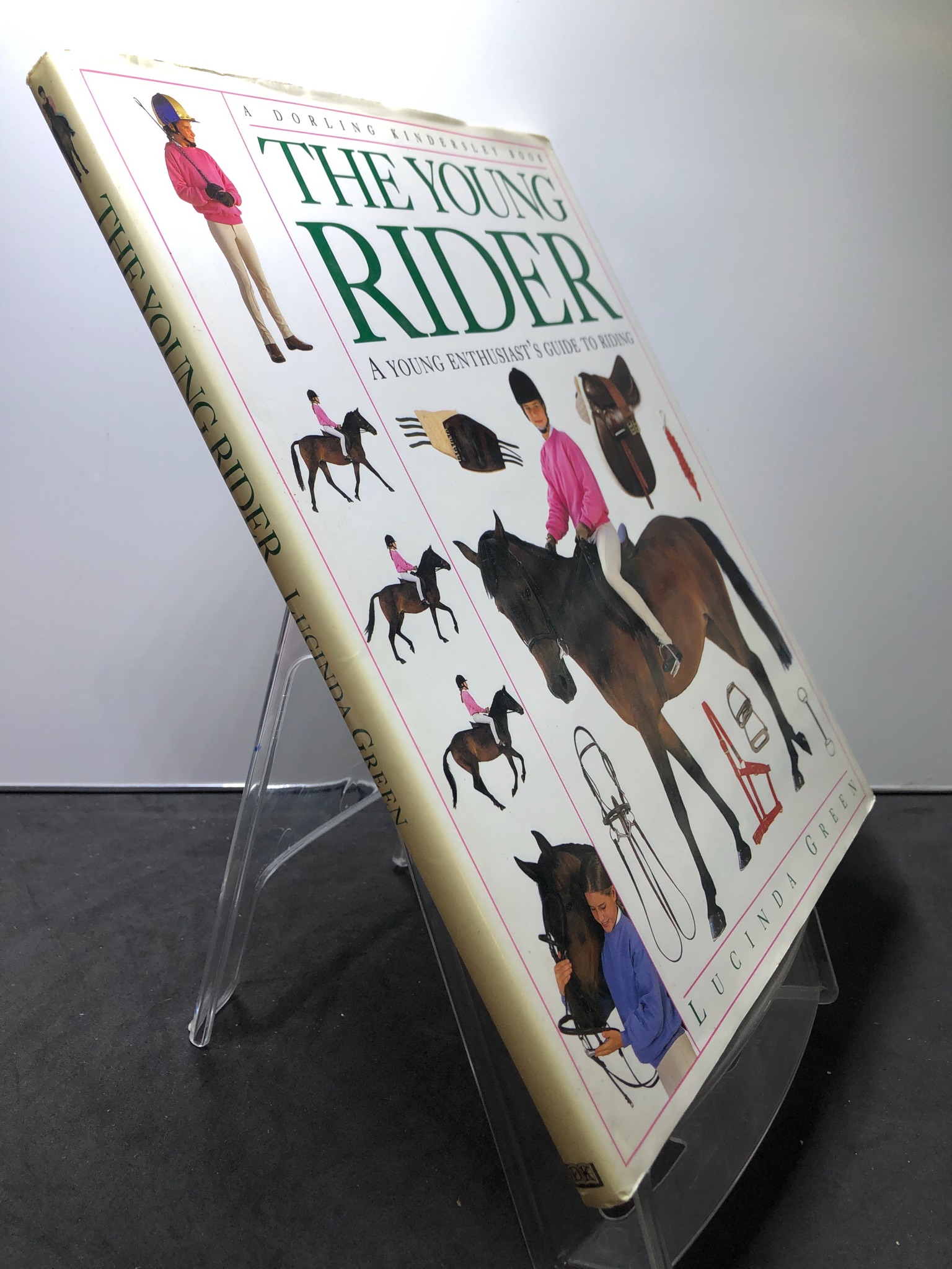 The Young Rider BÌA CỨNG DK bẩn nhẹ mới 85% Lucinda Green 2707 Sách ngoại văn (SL có thể đặt: 1 Cuốn) - SÁCH ĐẠI HỌC